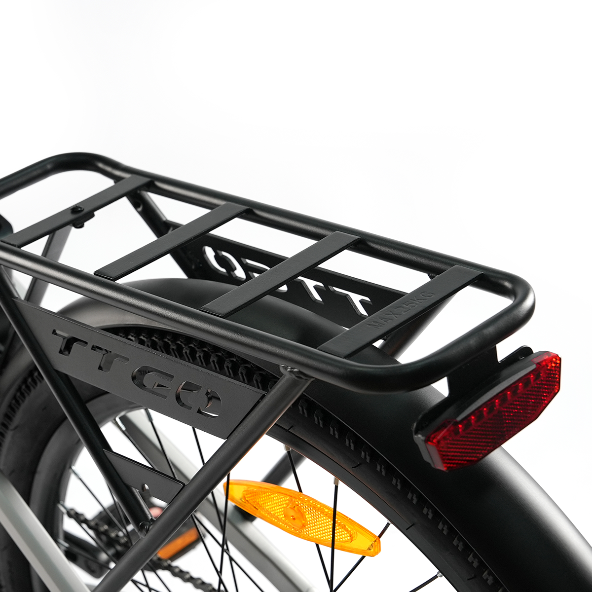 Zbliżenie czarnego bagażnika rowerowego z czerwonym światłem tylnym i pomarańczowym odblaskiem.