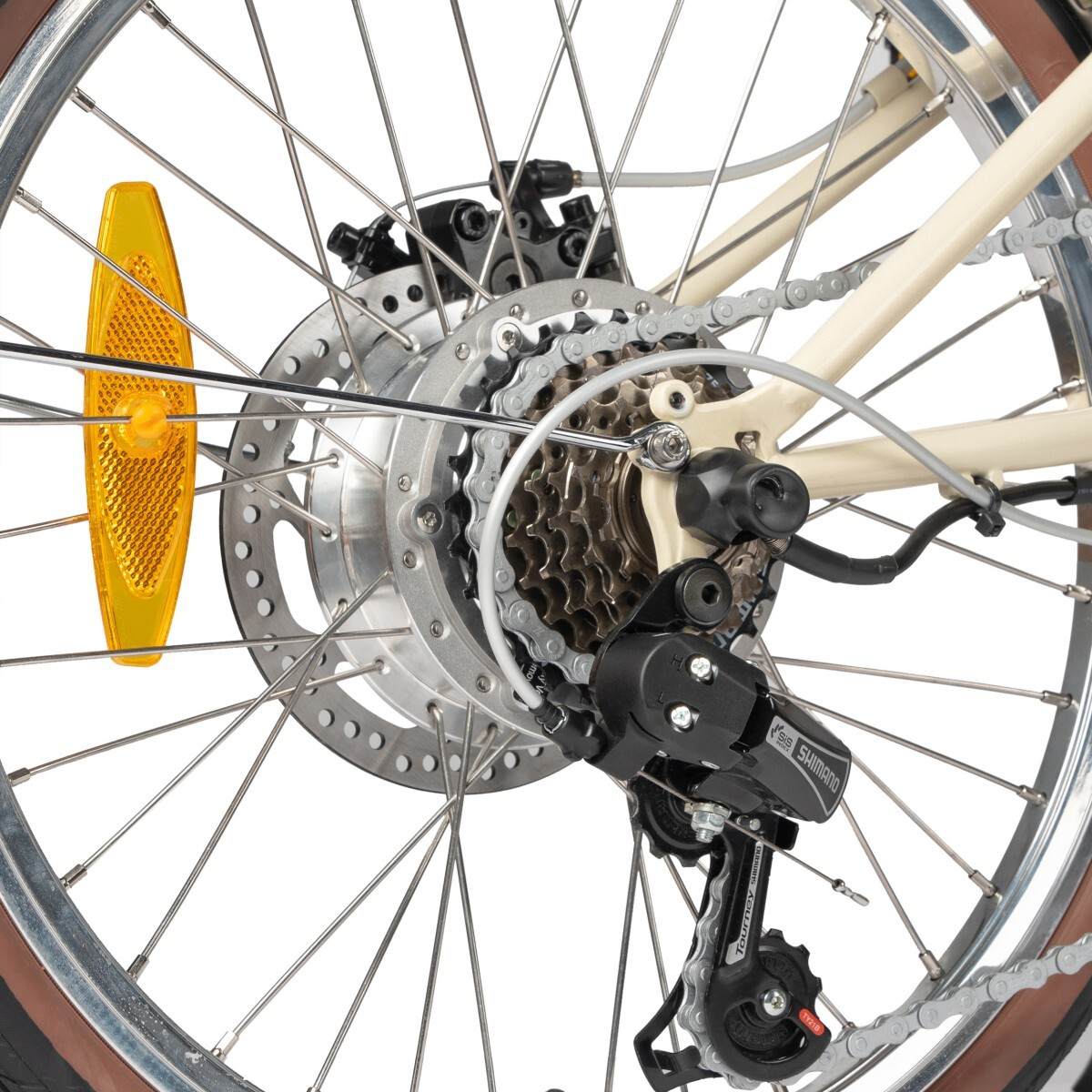 Zbliżenie tylnej przerzutki, łańcucha, kasety i szprych roweru.