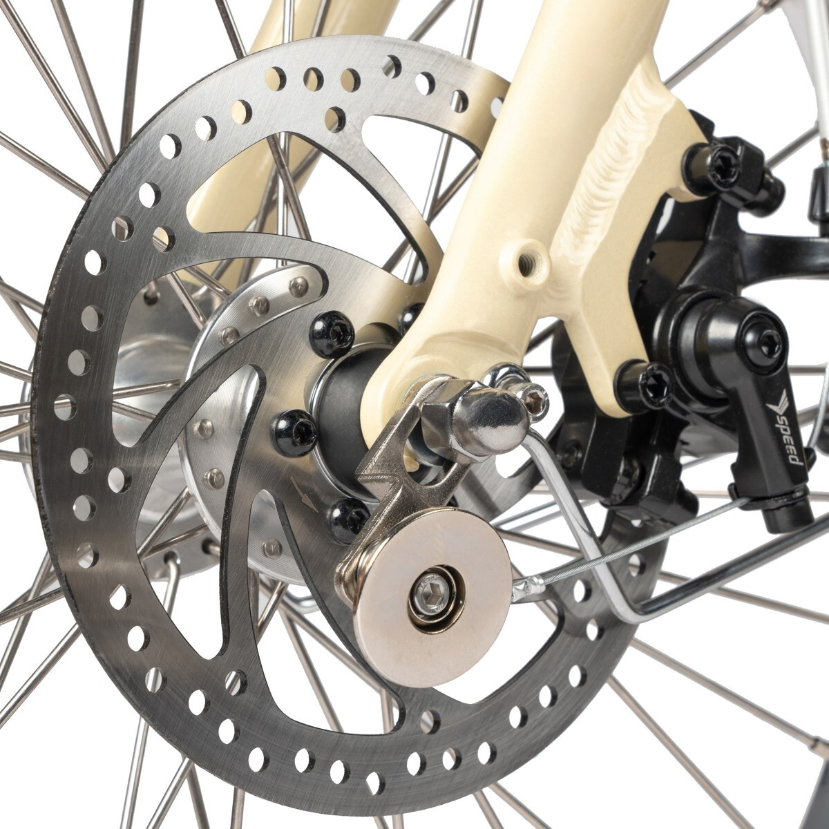 Zbliżenie hamulca tarczowego roweru ze szprychami i kremową ramą.