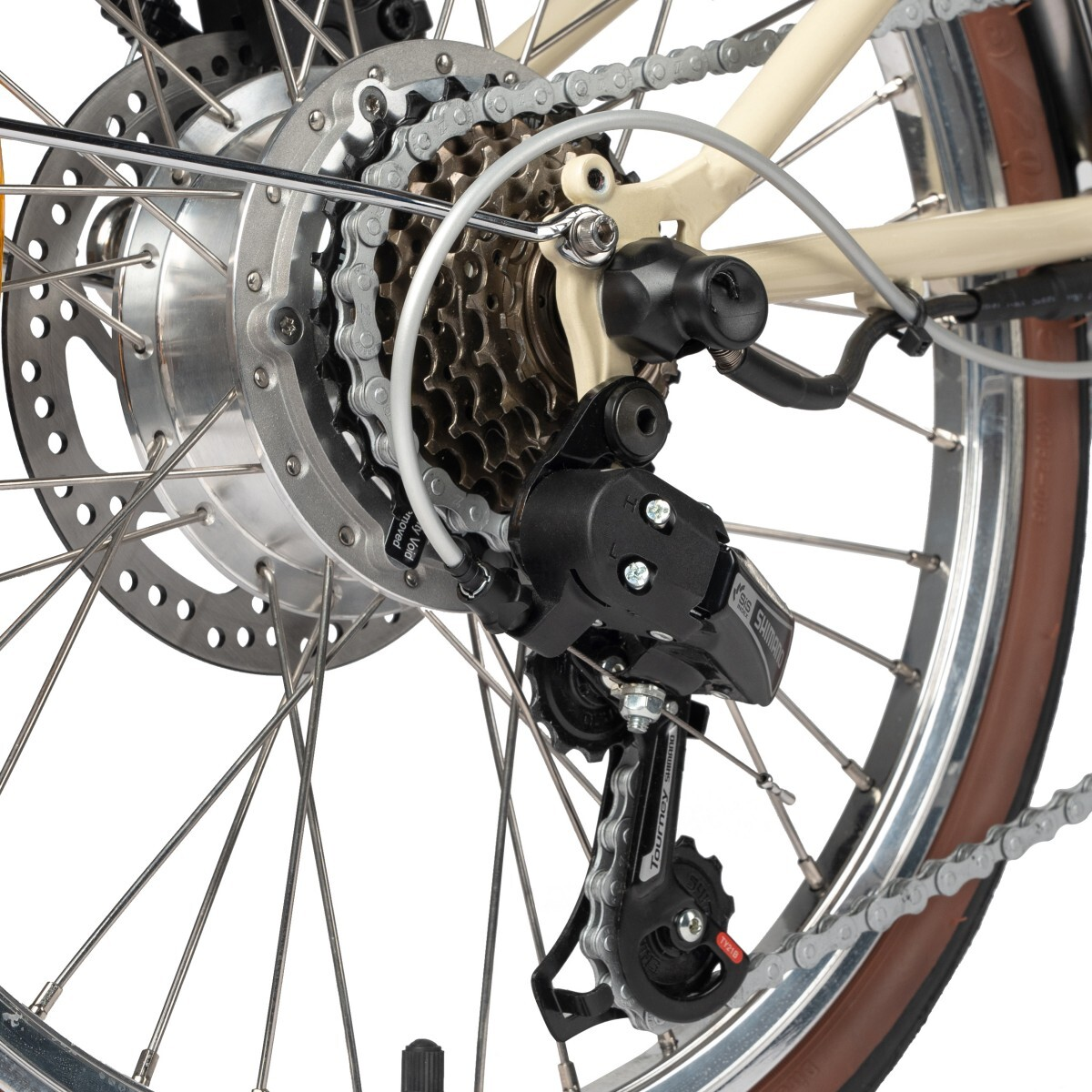 Zbliżenie tylnej przerzutki, kasety i łańcucha roweru.