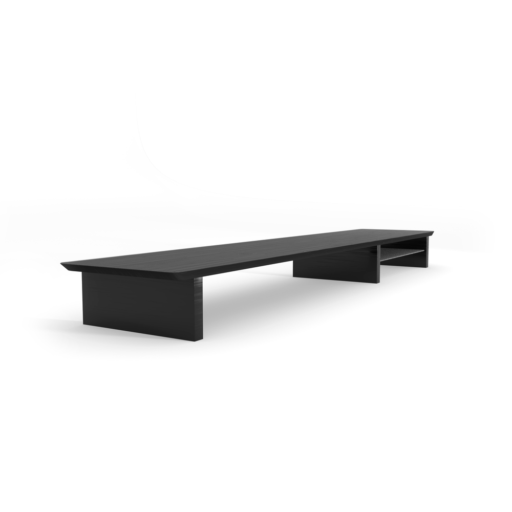 Un soporte de monitor largo y negro con dos estantes.