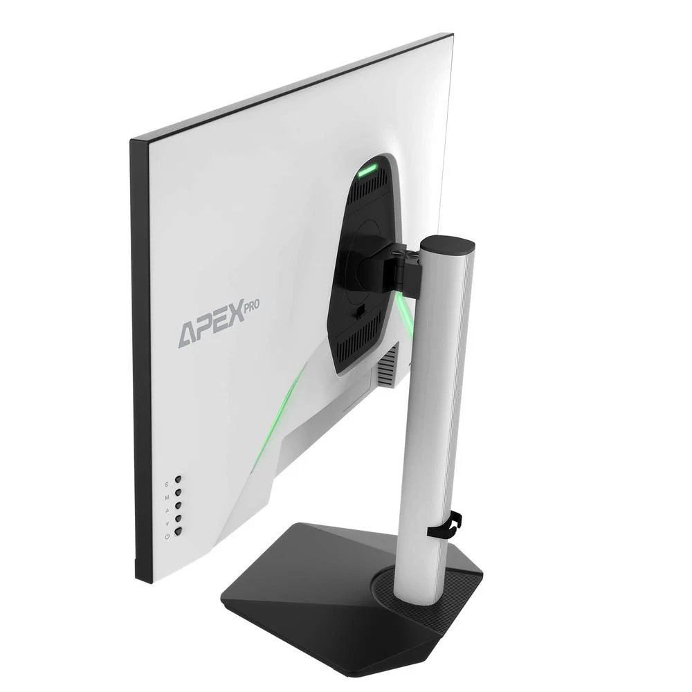 Monitor blanco con soporte plateado, logo APEX PRO y detalles verdes.
