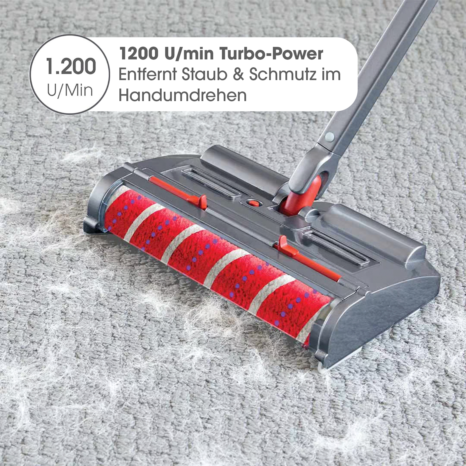 Staubsaugerbürste auf grauem Teppich mit Tierhaaren und Text.