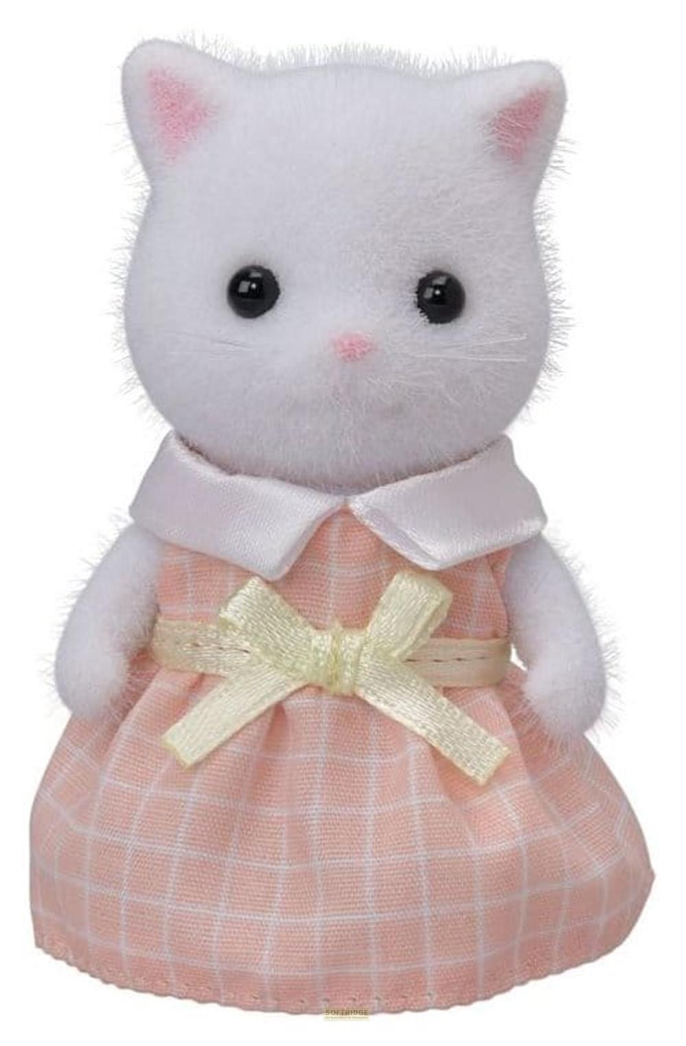 Eine weiße Katze mit rosa Ohren und Augen, trägt ein rosa kariertes Kleid mit gelber Schleife.