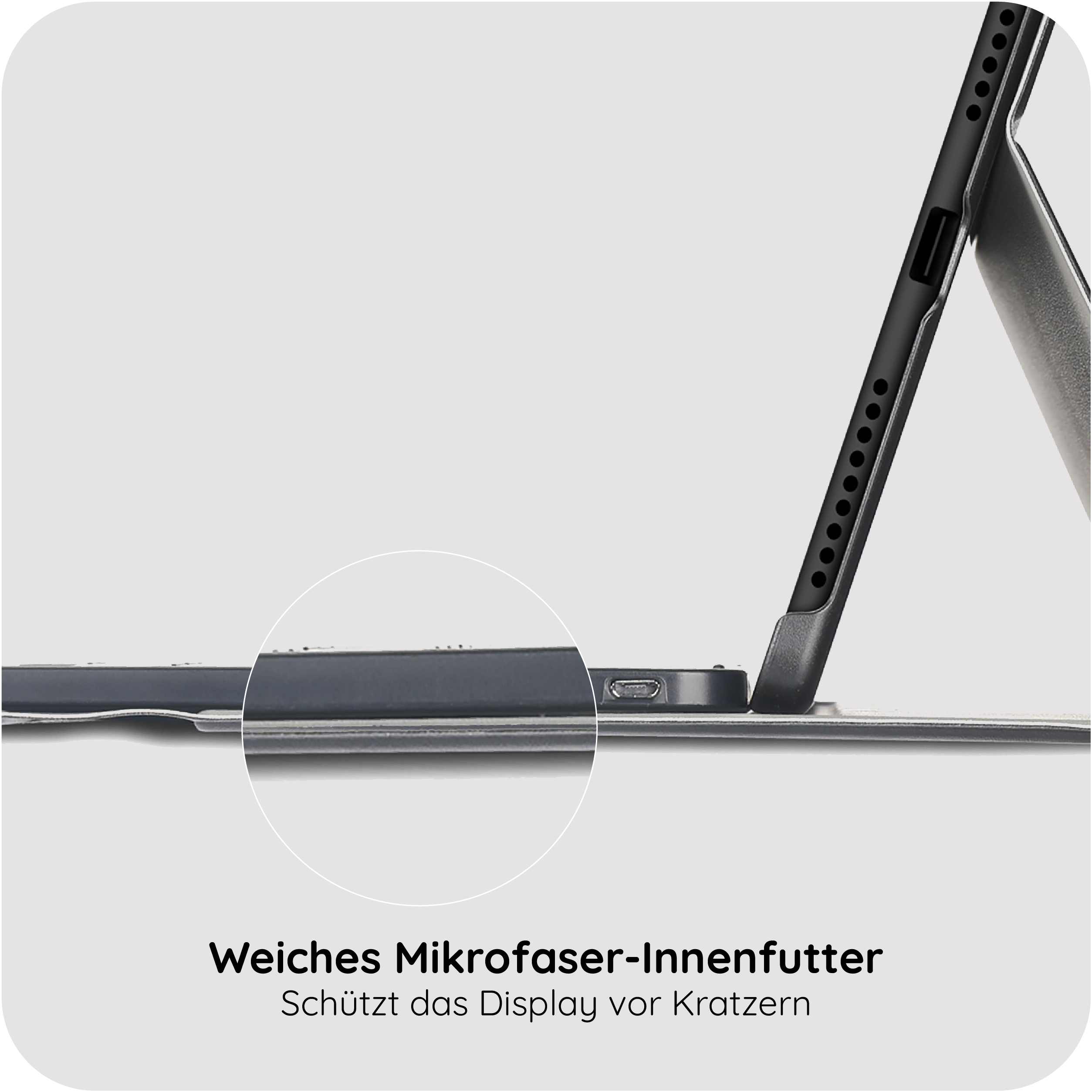 Ein Tablet mit schwarzer Hülle, das auf einer grauen Oberfläche steht.