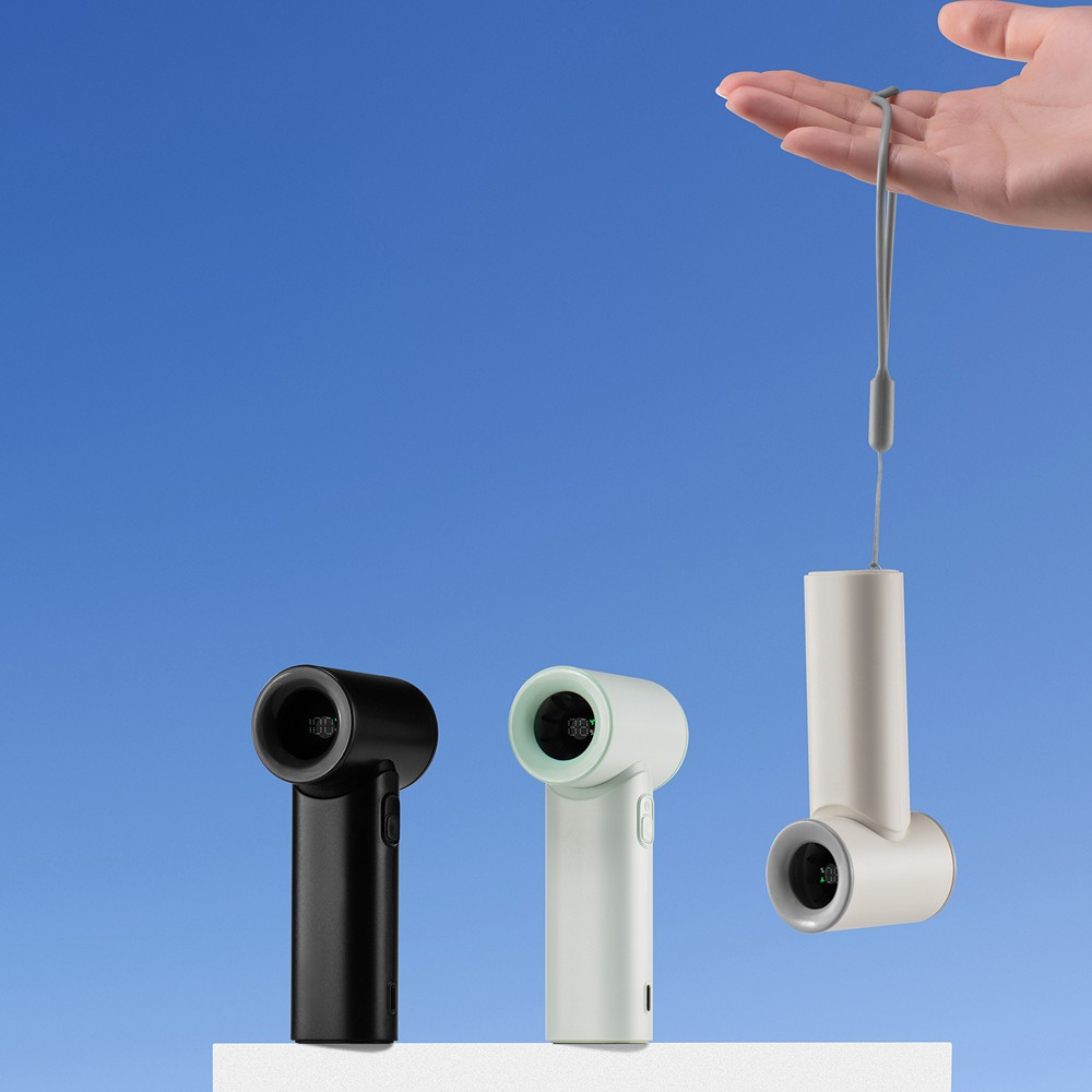 Tres ventiladores en negro, blanco y beige ante un cielo azul. Uno cuelga de un cordel.