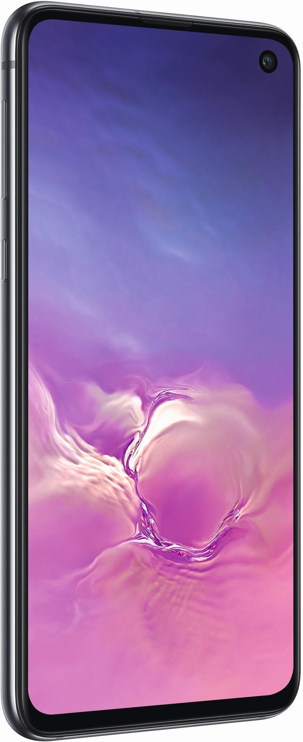 Smartphone argentato con sfondo a nuvole viola e rosa. La fotocamera anteriore è visibile.