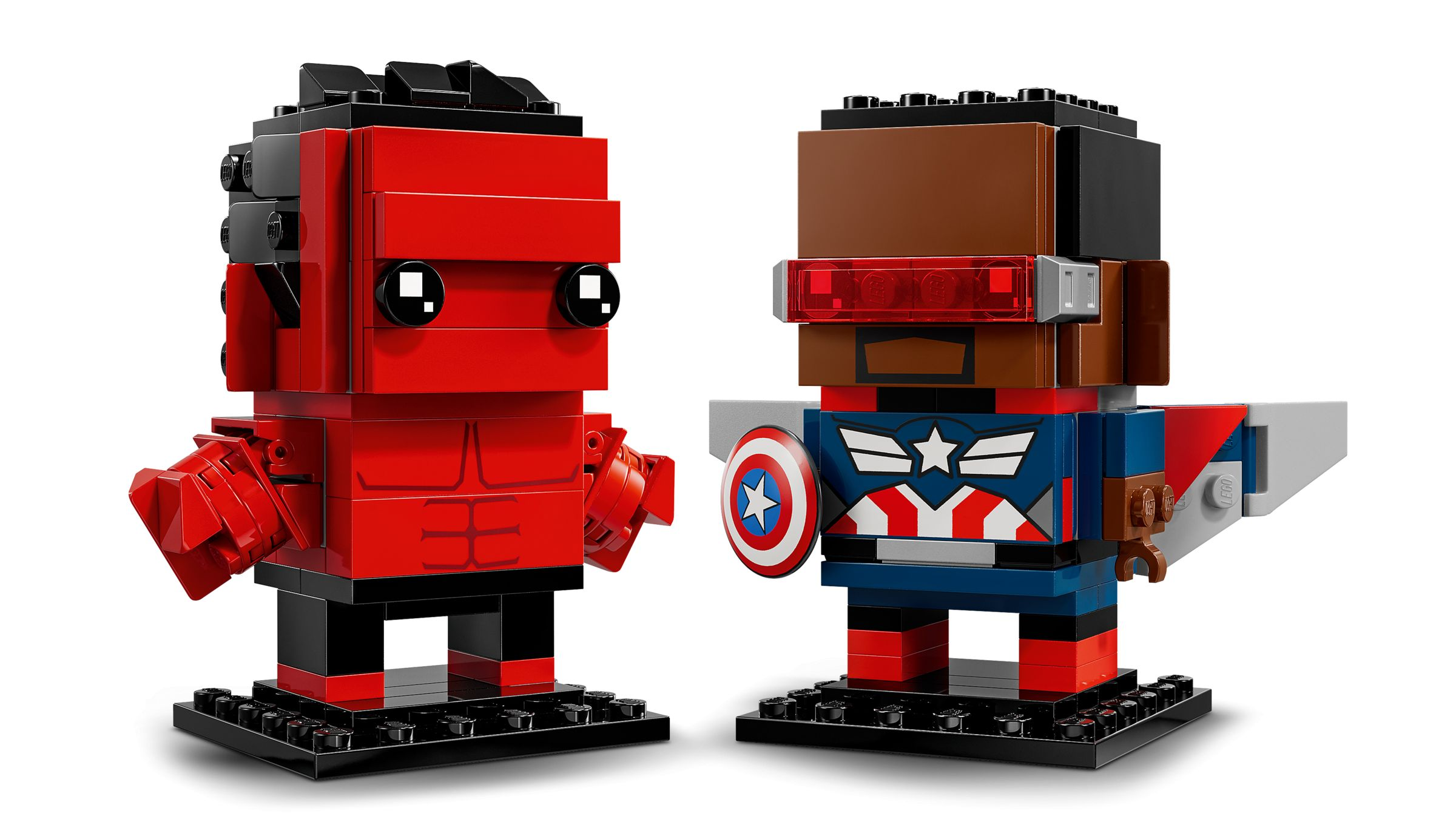 Kırmızı Hulk ve Kaptan Amerika Lego figürleri siyah zeminlerde.