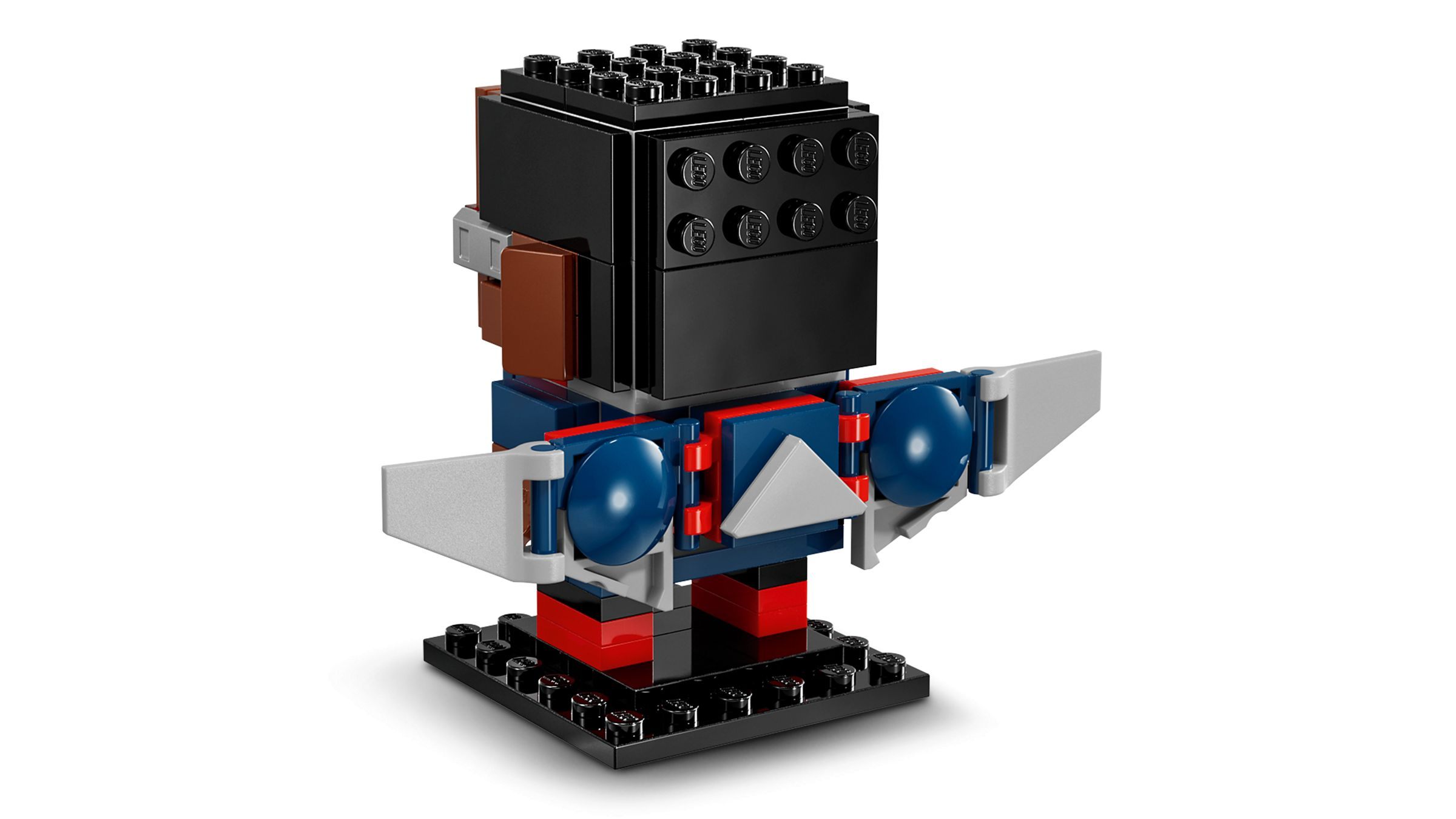 Siyah, mavi, kırmızı ve gri renkte bir LEGO karakter modeli siyah taban üzerinde.