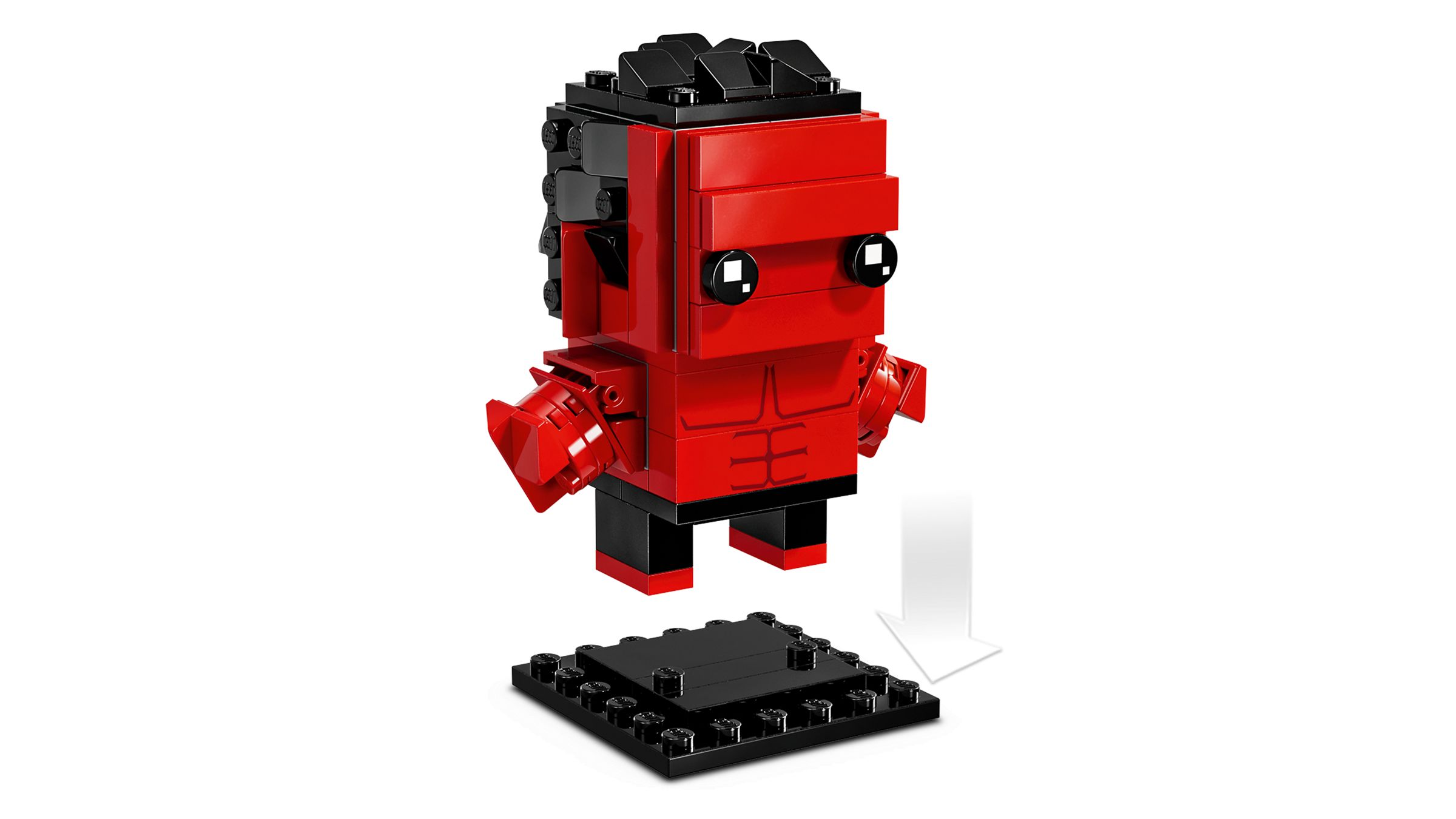 Siyah saçlı ve bacaklı kırmızı Lego karakteri, siyah bir Lego taban plakasında duruyor.