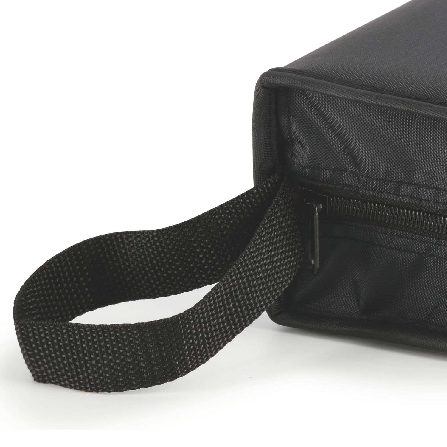 Schwarze Tasche mit Reißverschluss und Henkel auf weißem Hintergrund.