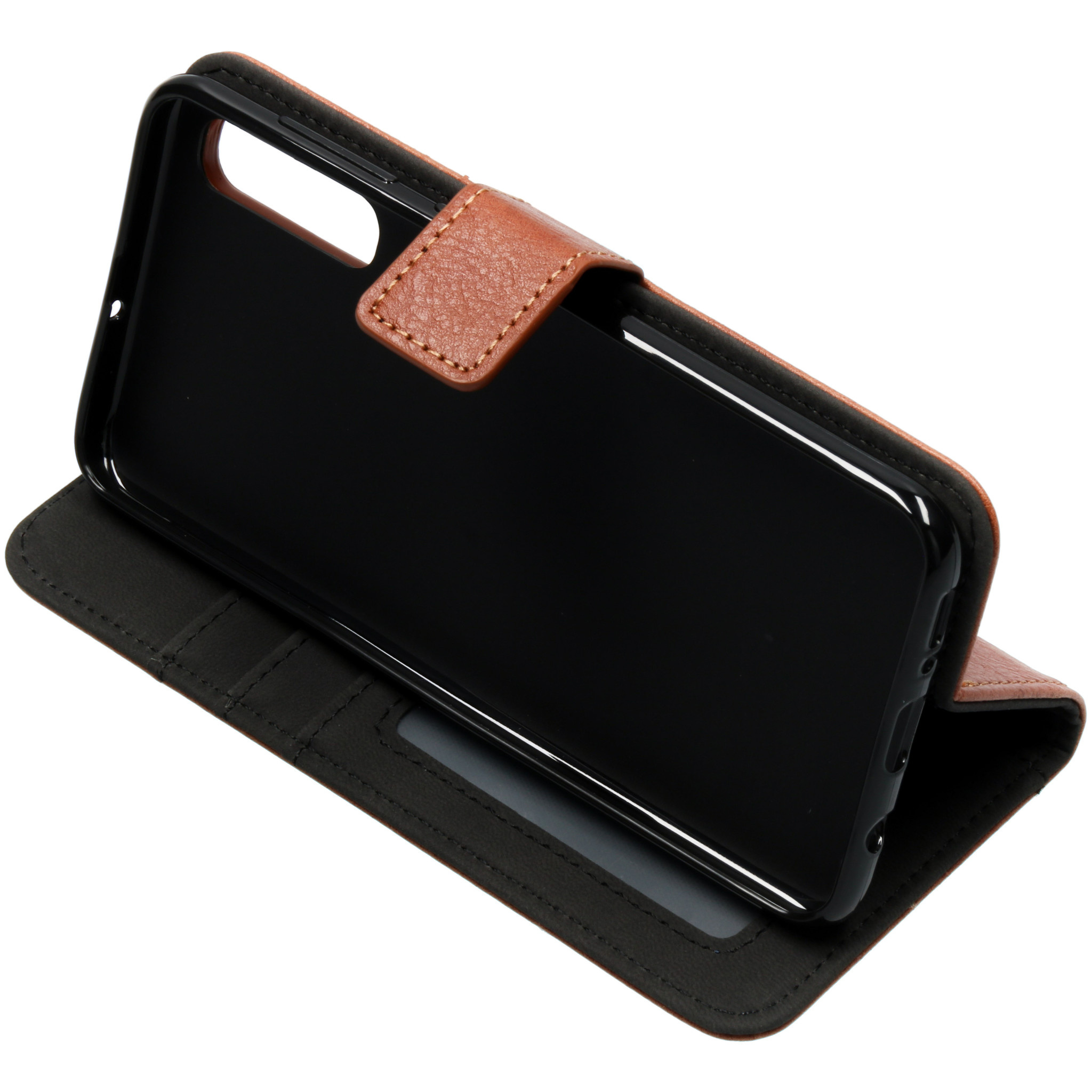 Étui de téléphone en cuir marron, ouvert, avec intérieur noir et fentes pour cartes.