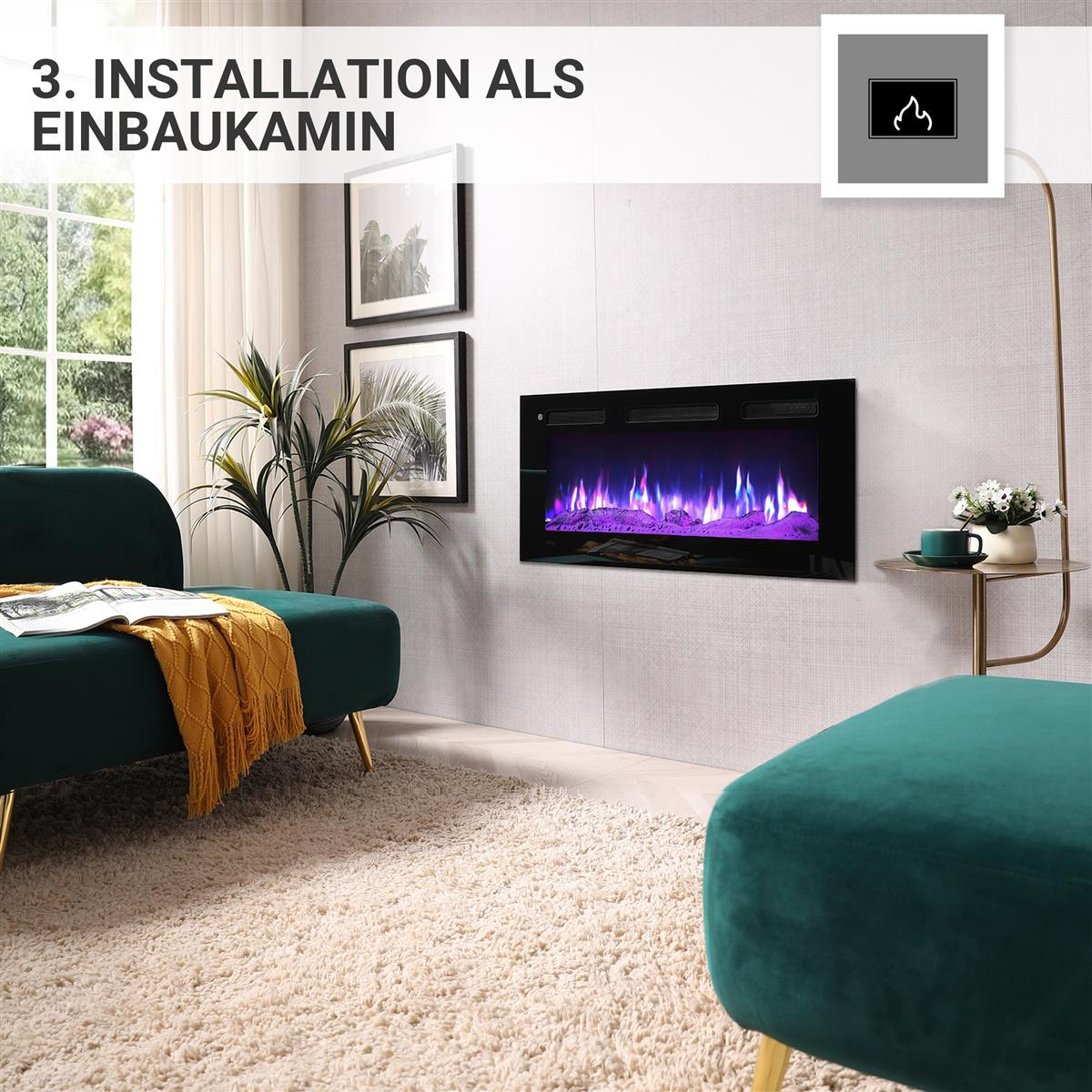 Ein moderner Kamin mit blau-violettem Flammenmuster, eingebettet in eine Wand. Links ein Sofa.