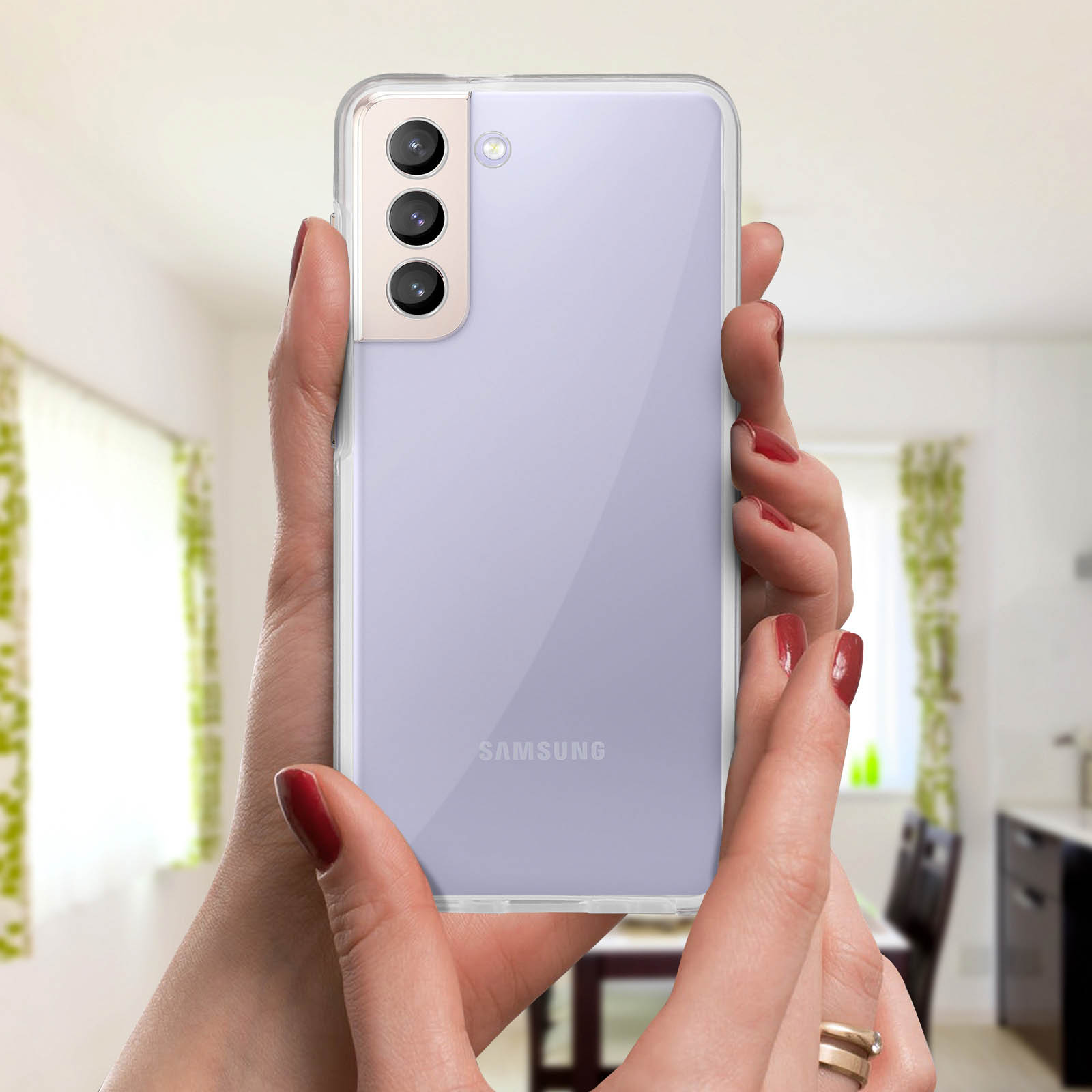 Una persona tiene uno smartphone Samsung in una custodia trasparente.