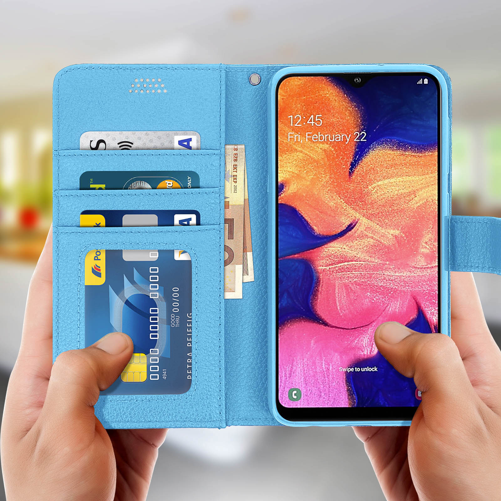 Lichtblauwe telefoonhoes met kaartsleuven en telefoon.