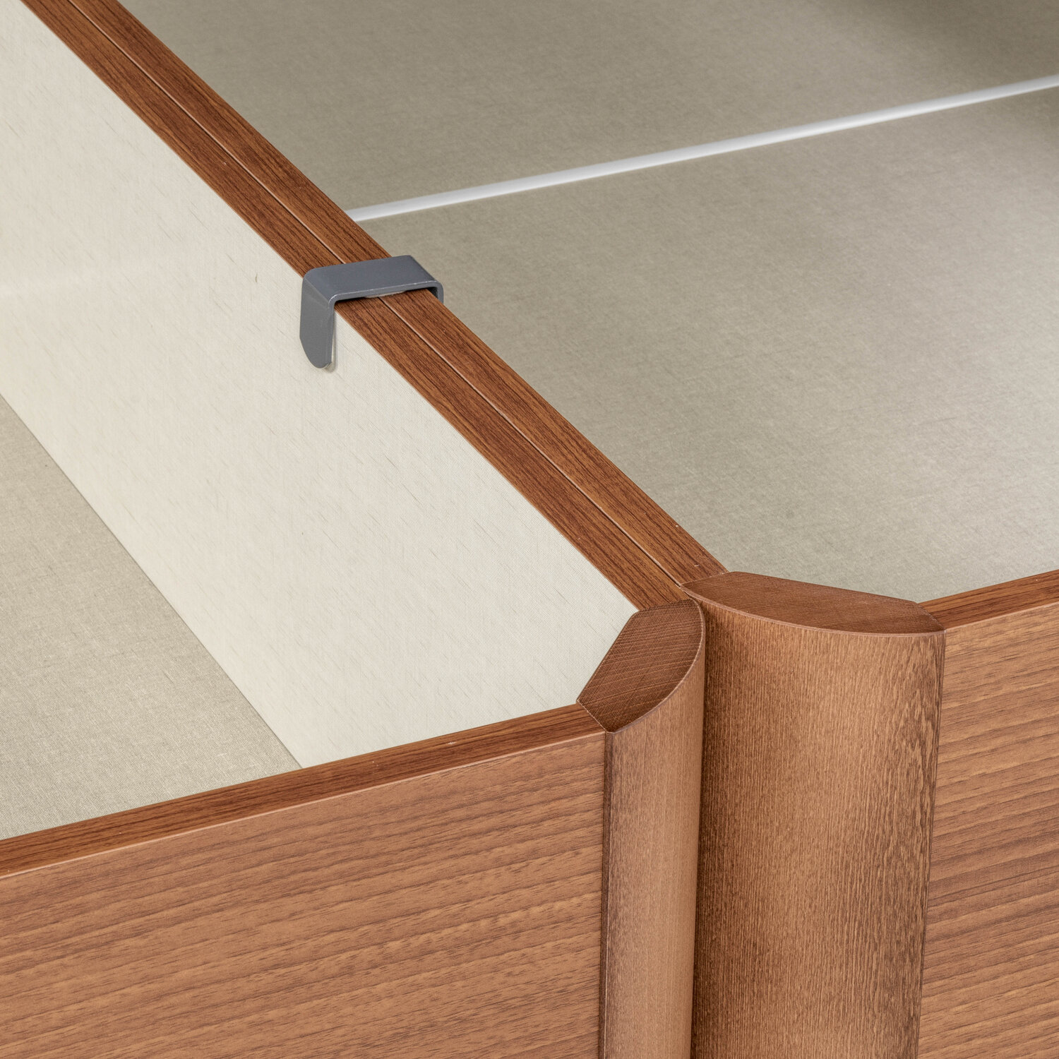Textura de grano de madera con clip y forro de tela, primer plano.