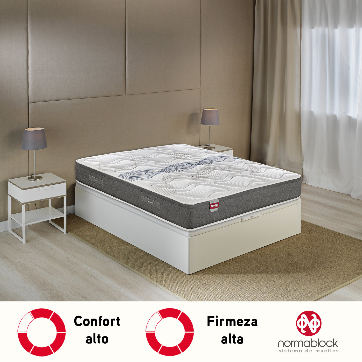 Una cama con colchón, mesitas de noche y lámparas en un dormitorio.