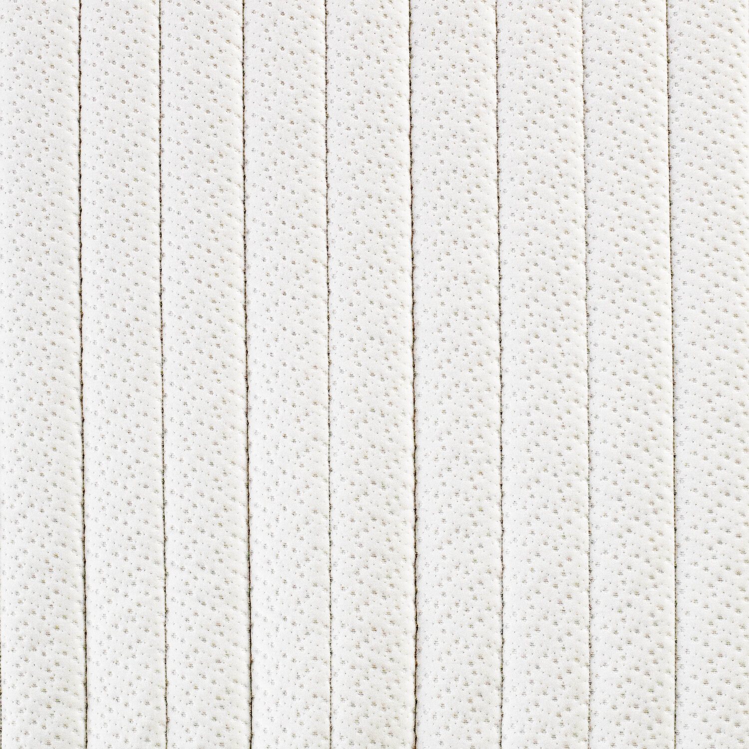 Textura acolchada blanca con costuras verticales y puntos diminutos.