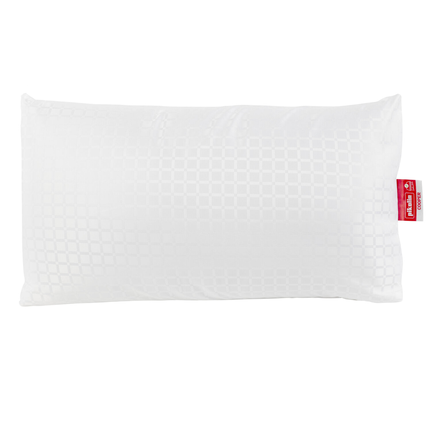 Una almohada blanca con patrón de diamantes y etiqueta roja.