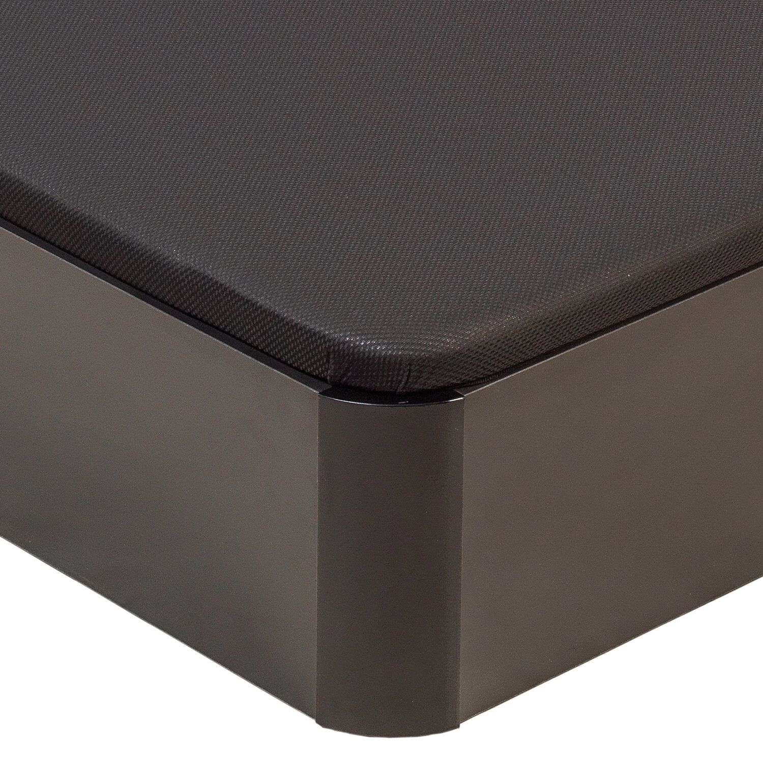Asiento marrón oscuro texturizado sobre base marrón, primer plano.