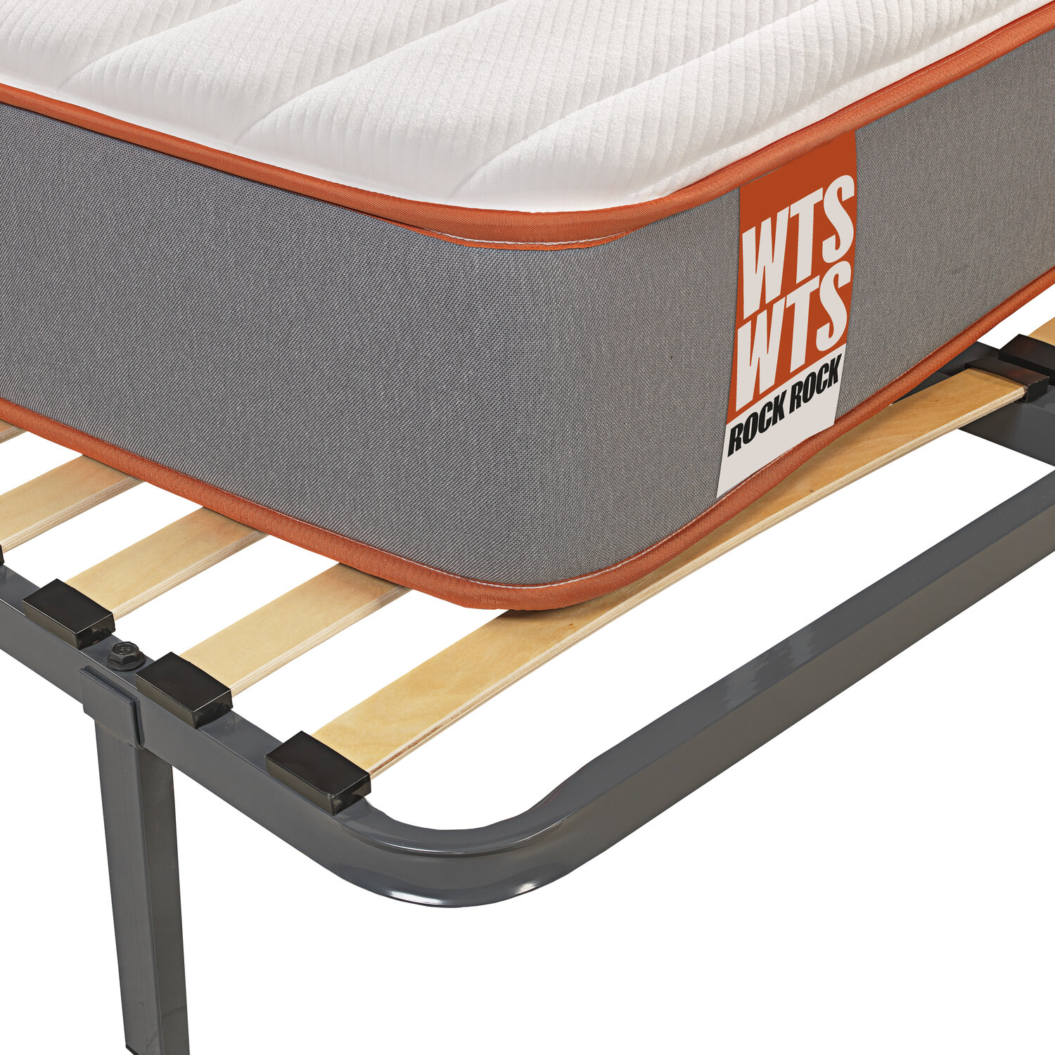 Un colchón con borde naranja descansa sobre una base de listones de madera y metal.