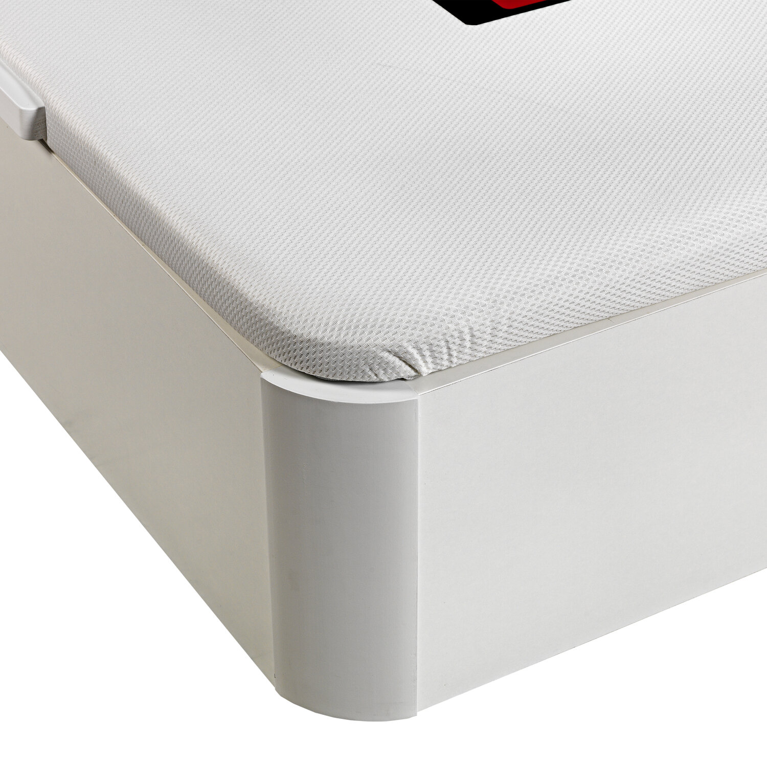 Una base de cama blanca con un colchón gris y un borde biselado.