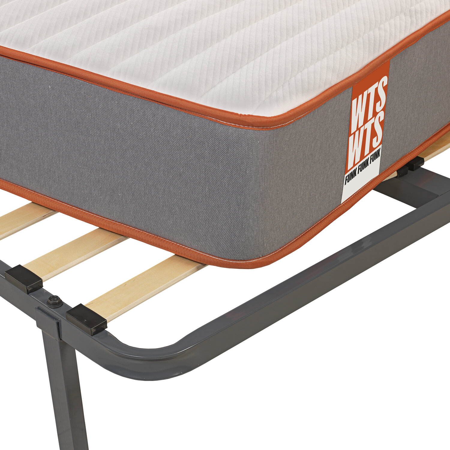 Un colchón con borde naranja descansa sobre una base de cama metálica con listones de madera.