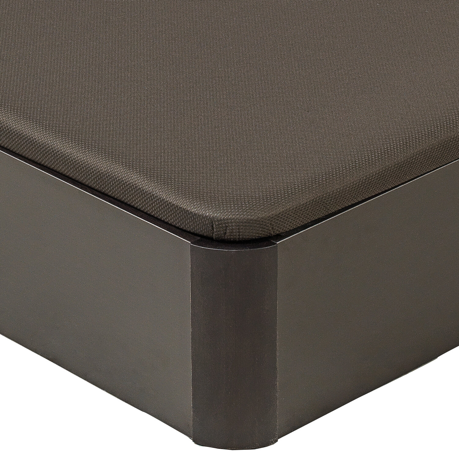 Una vista cercana de un cojín de tela marrón sobre un mueble de madera oscura.