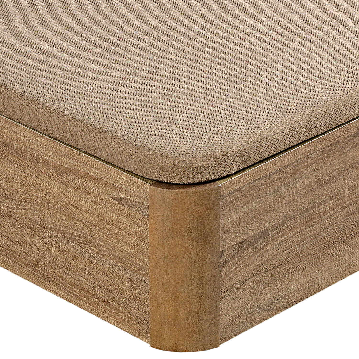 Primer plano de una esquina tapizada beige en un marco de cama de madera.