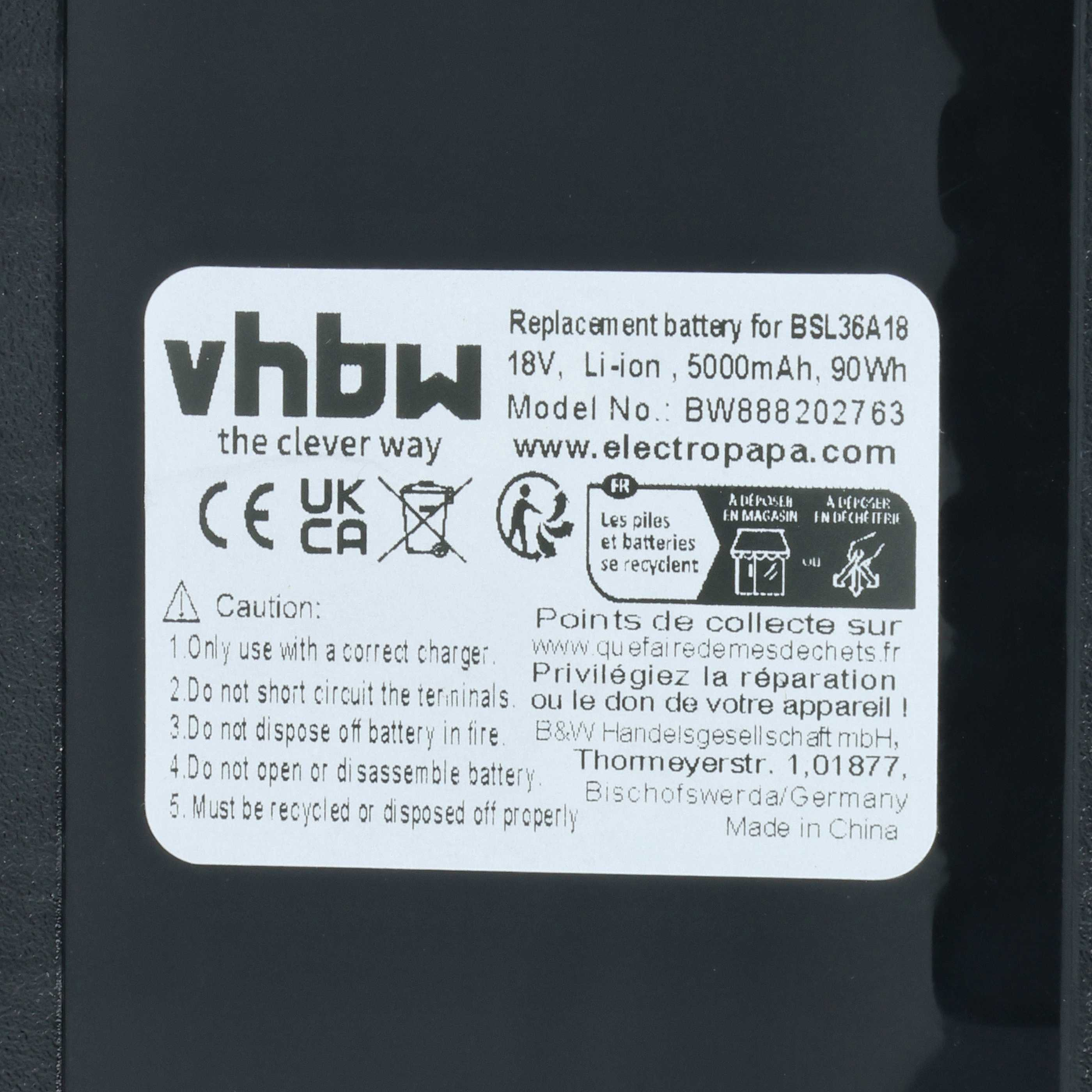 Vordergrund: Etikett mit Batterieinformationen. Hintergrund: schwarze Oberfläche.