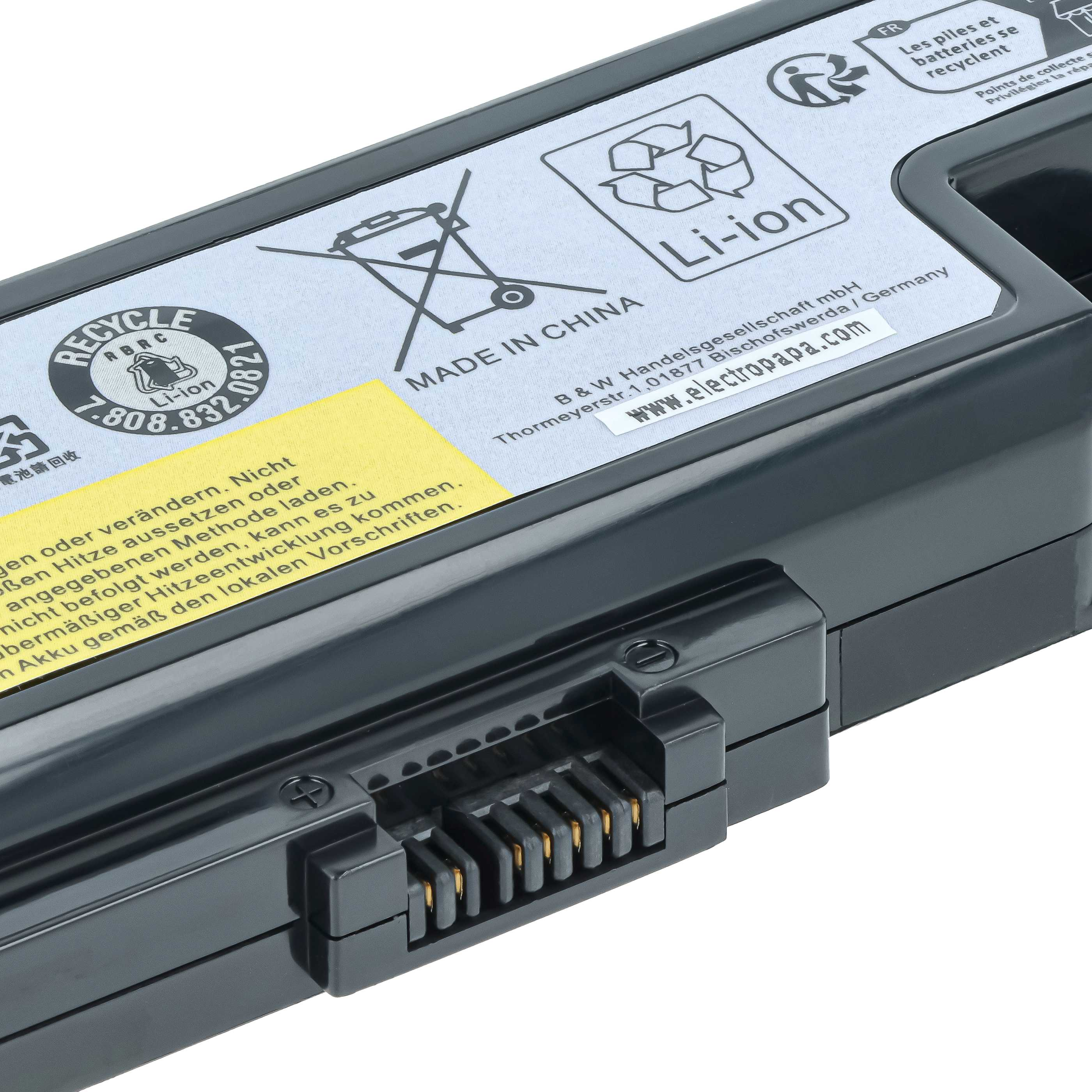 Ein schwarzer Lithium-Ionen-Akku mit Warnsymbolen und Textaufdrucken.