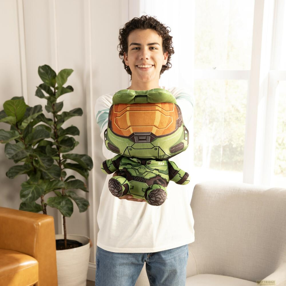 Chłopiec trzyma zieloną pluszową zabawkę Master Chief z Halo.