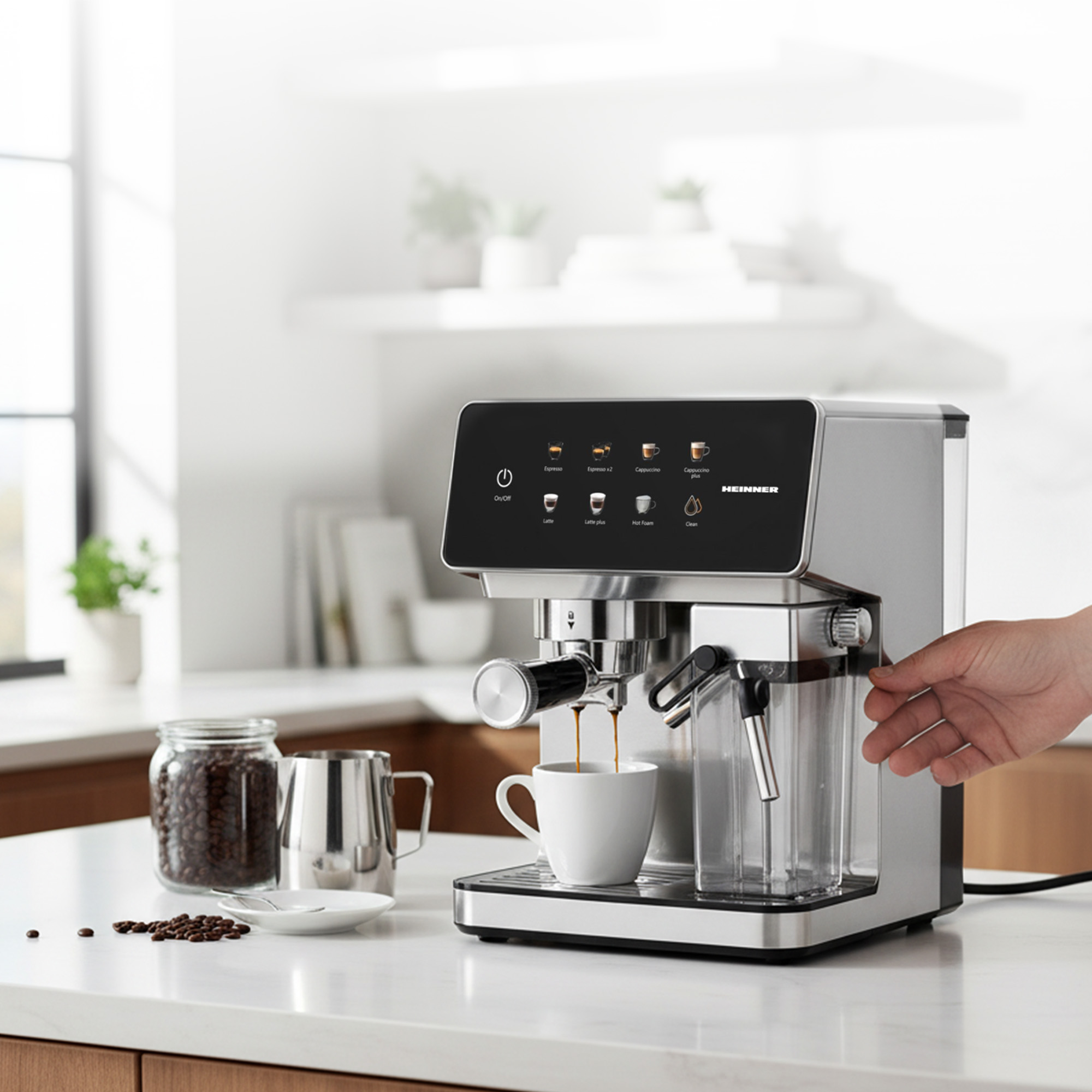 Eine silberne Kaffeemaschine brüht Espresso in eine weiße Tasse. Kaffeebohnen und Milchkännchen daneben.