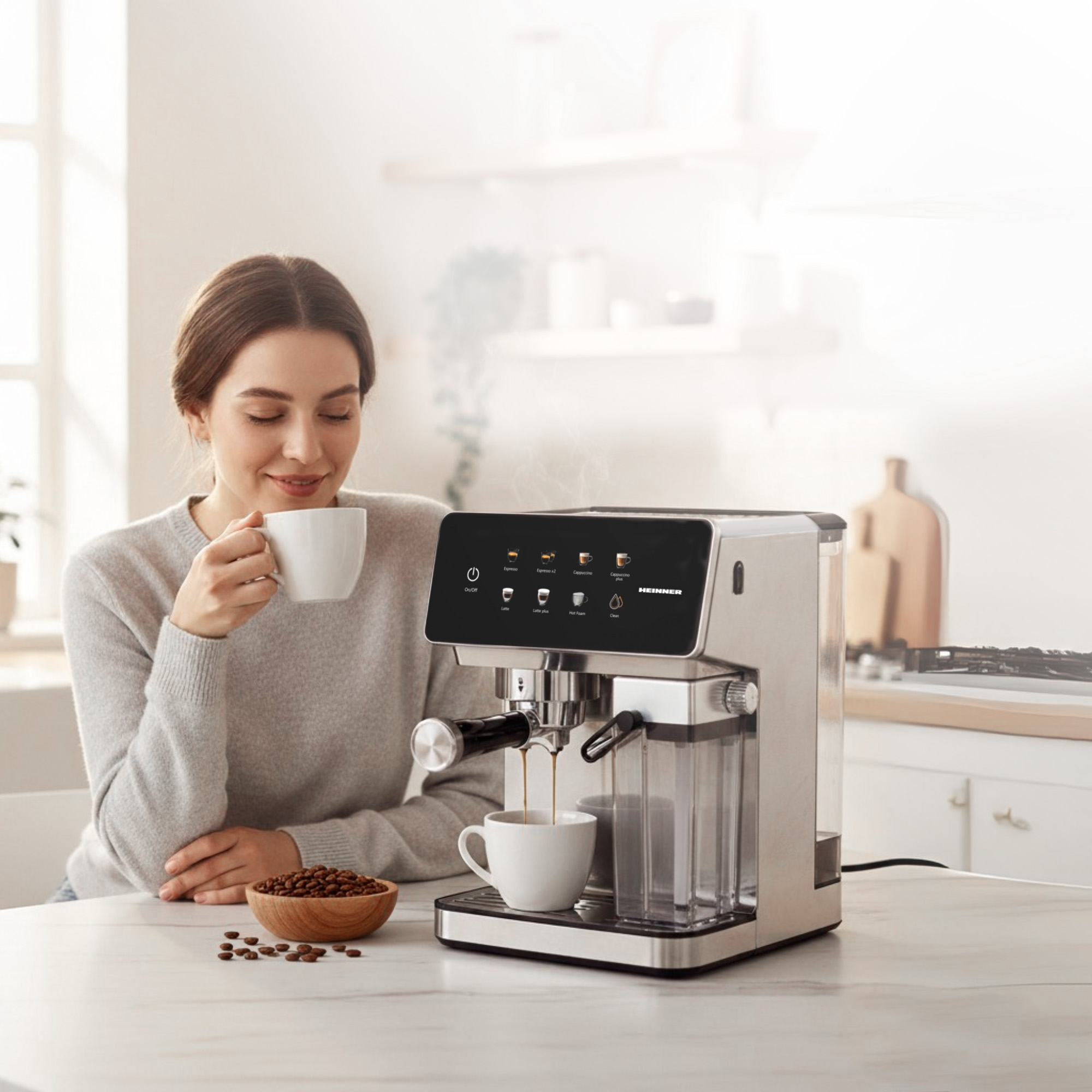 Frau trinkt Kaffee aus Tasse, neben einer Espressomaschine, die Kaffee brüht.
