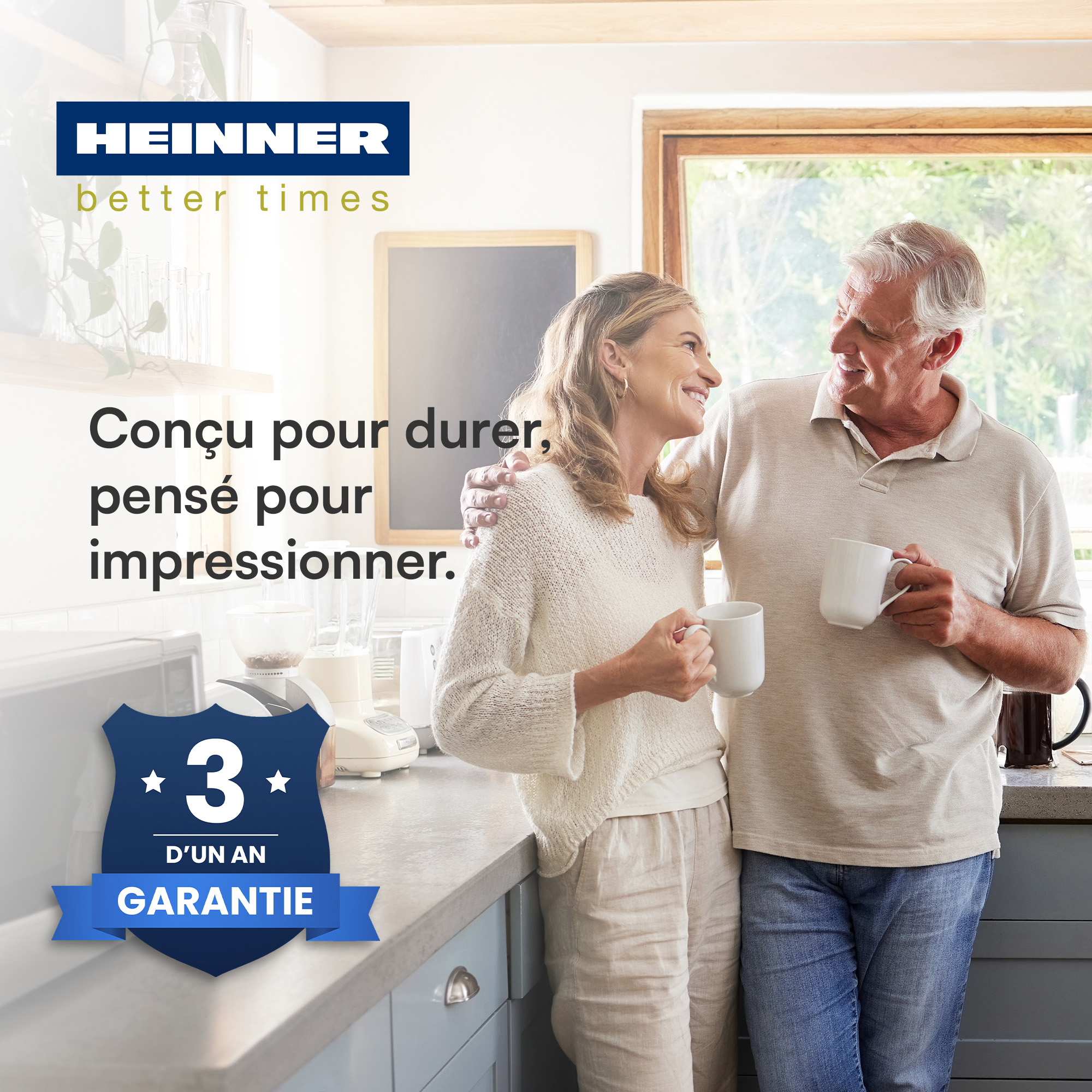 Ein älteres Paar trinkt Kaffee in einer Küche mit einem "3 Jahre Garantie"-Abzeichen.