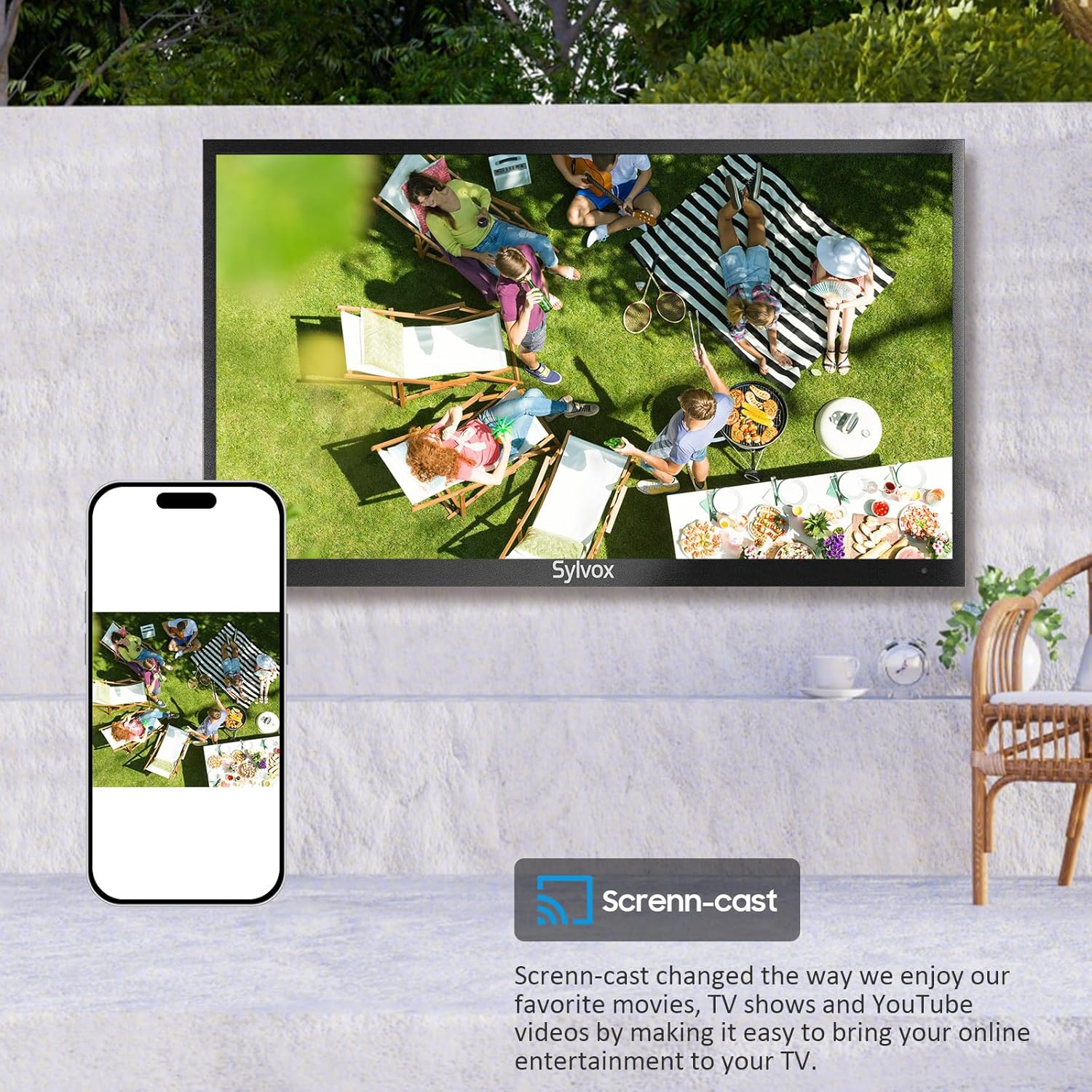 Menschen entspannen sich im Freien bei einem Picknick und Grillen, mit einem Handy und Fernseher daneben.