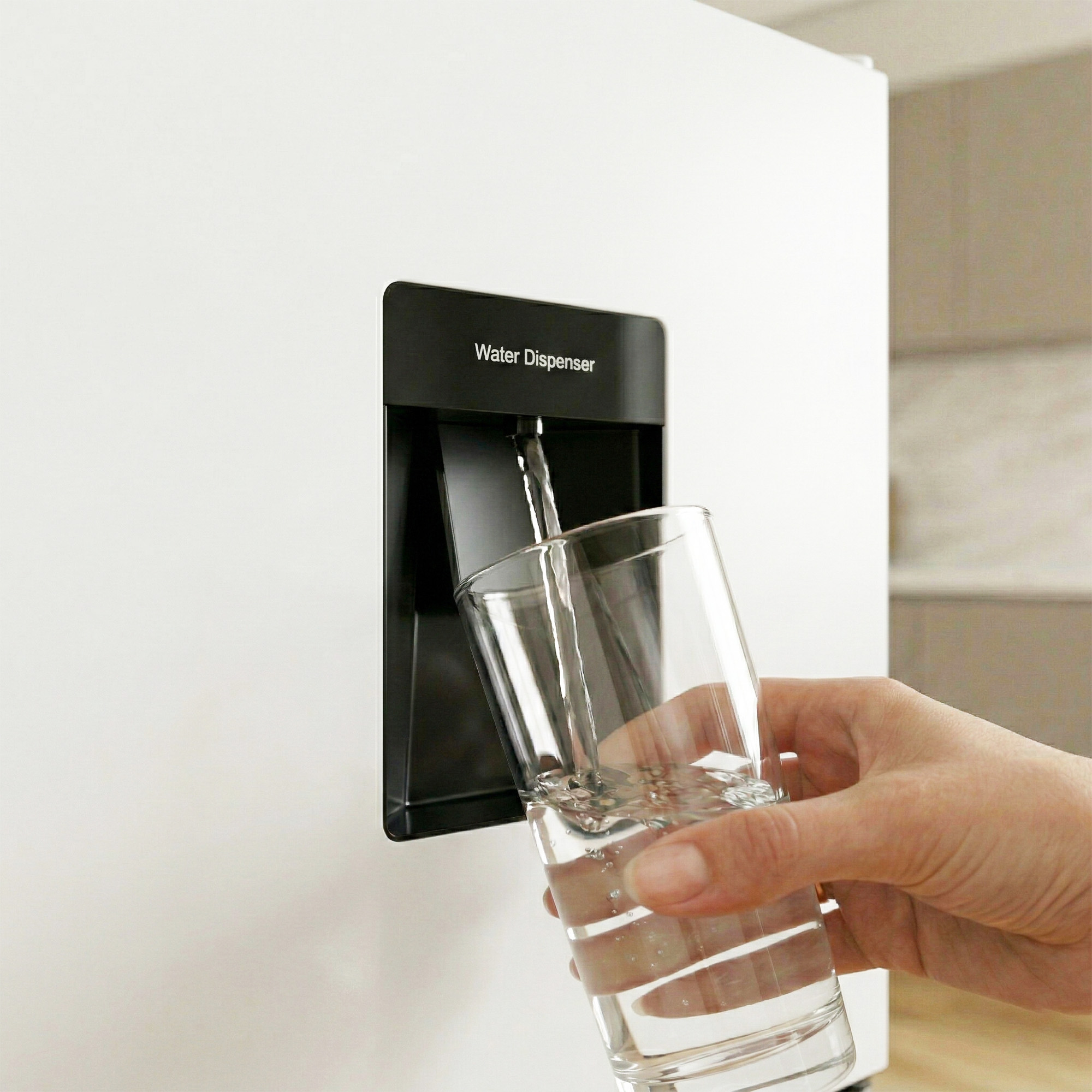 De l'eau coule d'un distributeur dans un verre tenu par une main.
