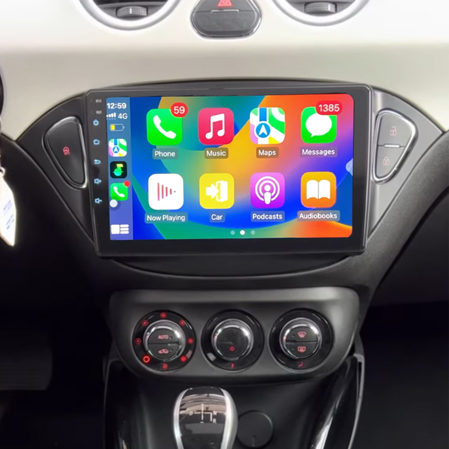 Uno schermo di infotainment per auto mostra icone di app come Telefono, Musica e Mappe.