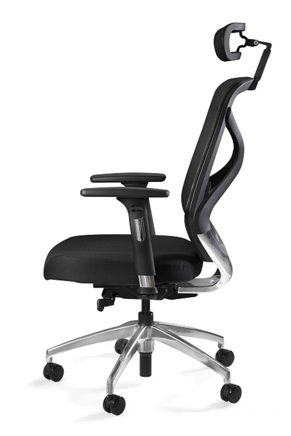 Czarny ergonomiczny fotel biurowy z siatkowym oparciem i srebrną podstawą.