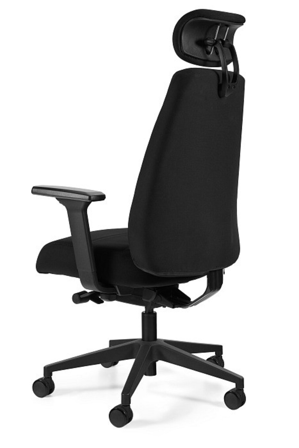 Czarny fotel biurowy z zagłówkiem, podłokietnikami i kółkami.