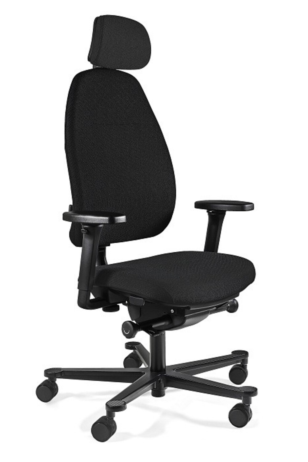 Czarny fotel biurowy z zagłówkiem, podłokietnikami i kółkami.