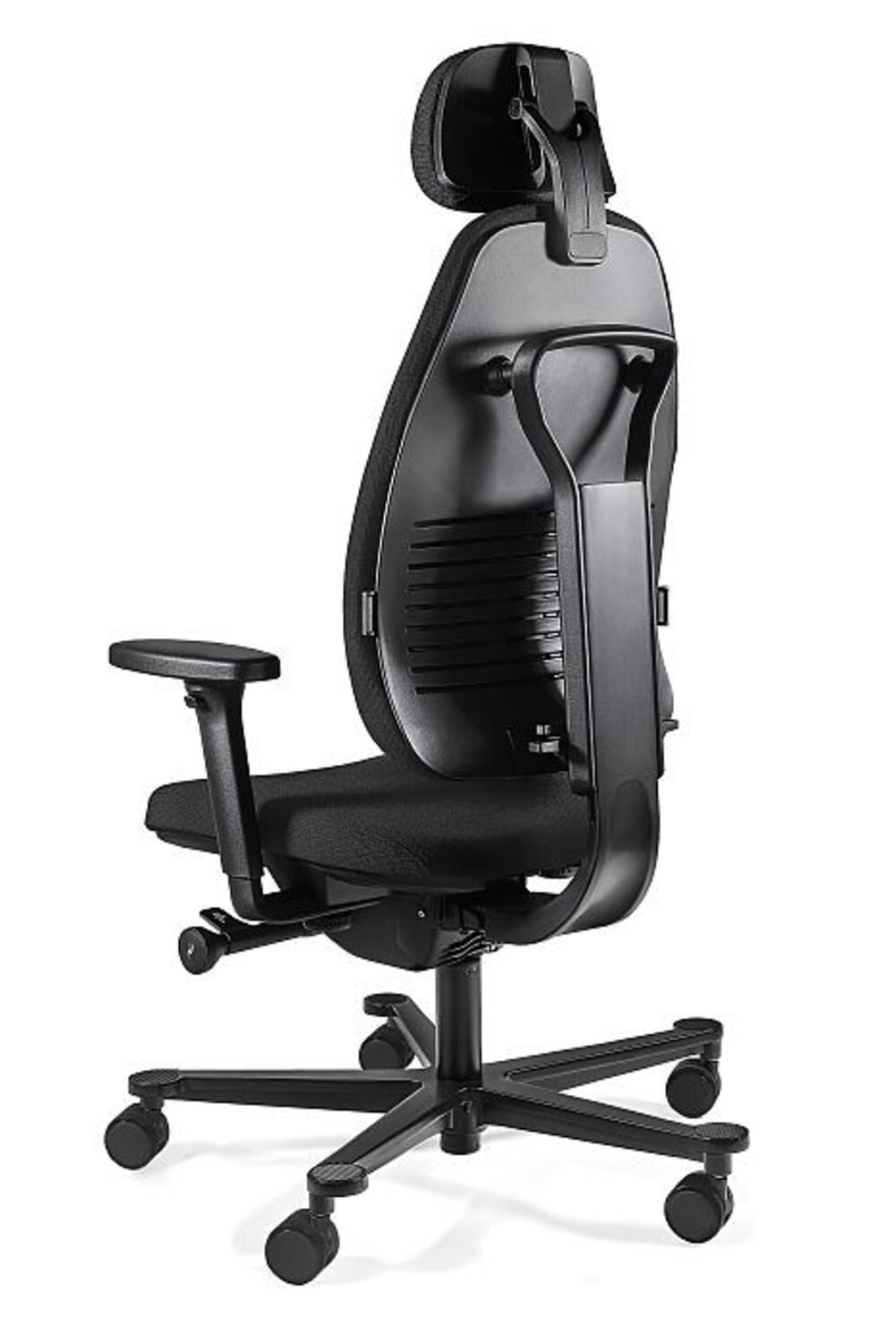 Czarny fotel biurowy z zagłówkiem, podłokietnikami i kółkami.