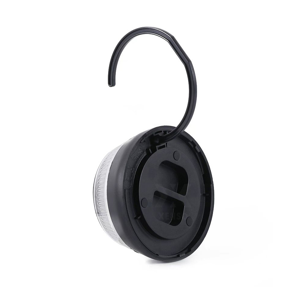 Czarny hak wystaje nad czarną lampę z przezroczystą obudową.