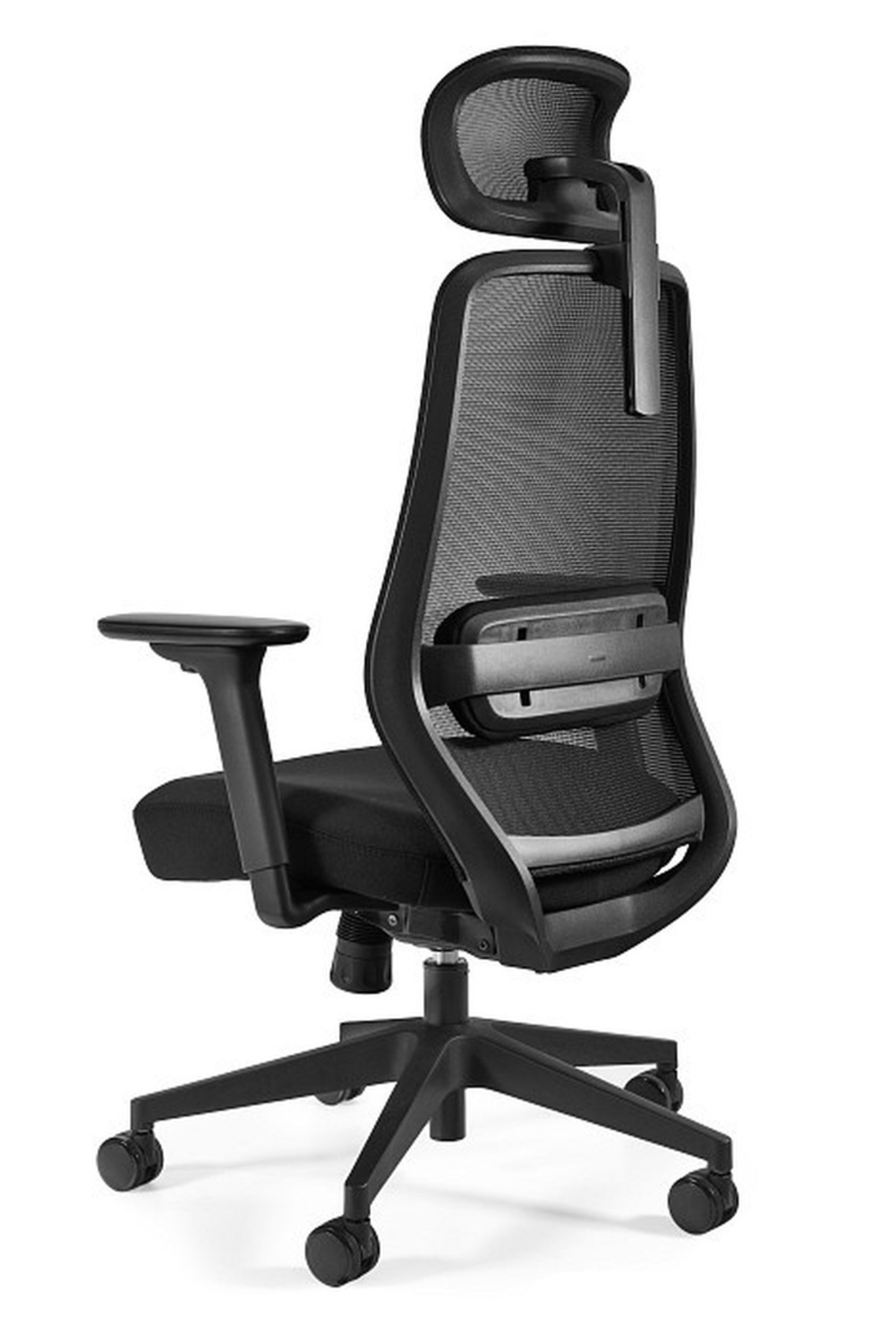 Czarny ergonomiczny fotel biurowy z siatkowym oparciem i zagłówkiem.