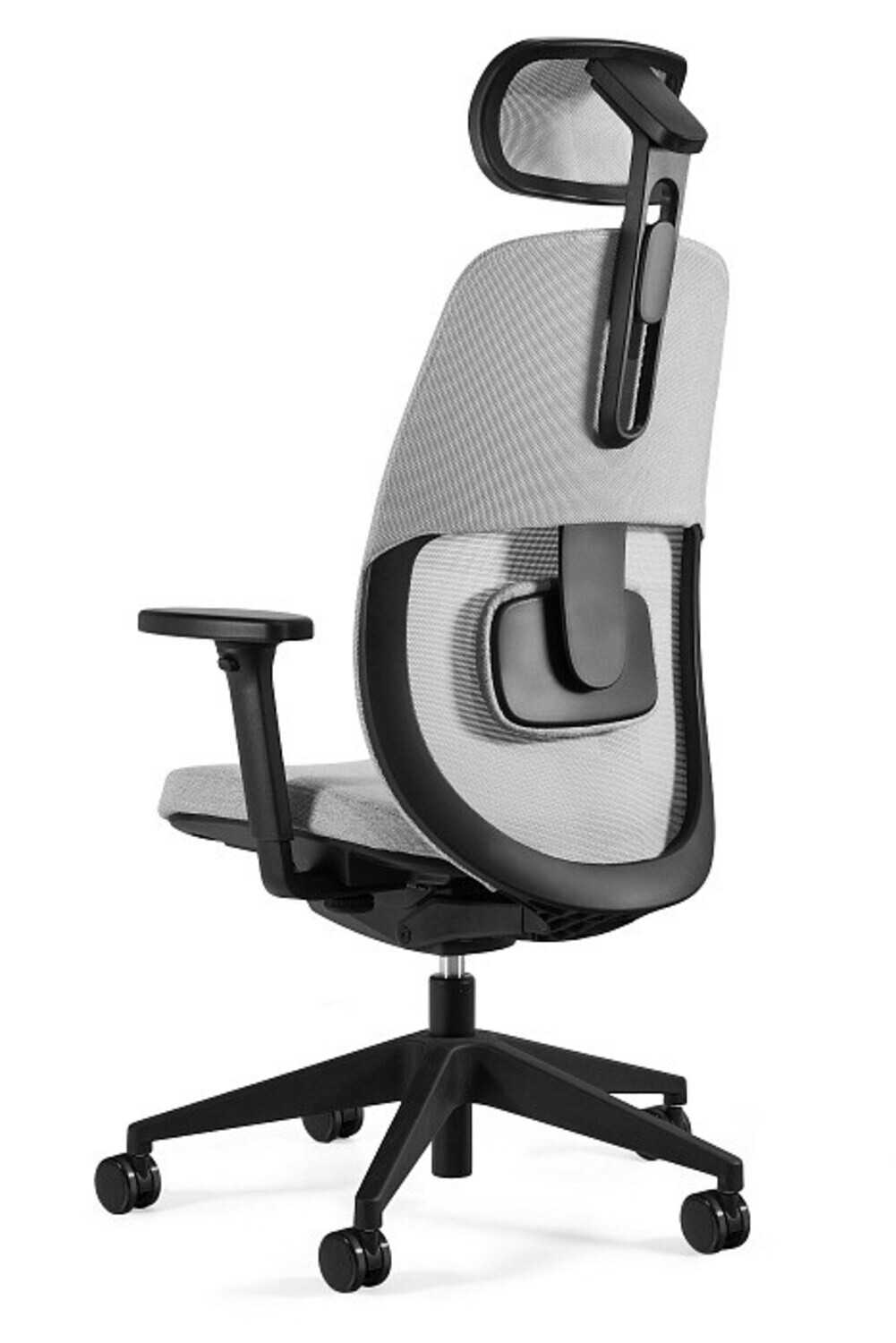 Szare krzesło biurowe z siatkowym oparciem i regulowanym zagłówkiem.