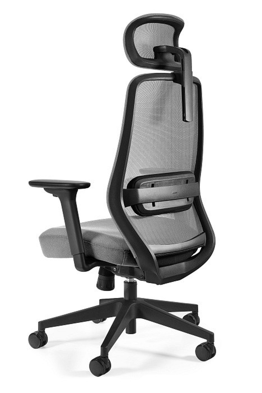 Szare krzesło biurowe z siatkowym oparciem, zagłówkiem i podłokietnikami.