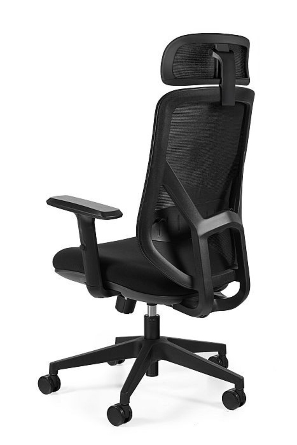 Czarny fotel biurowy z siatkowym oparciem i zagłówkiem.