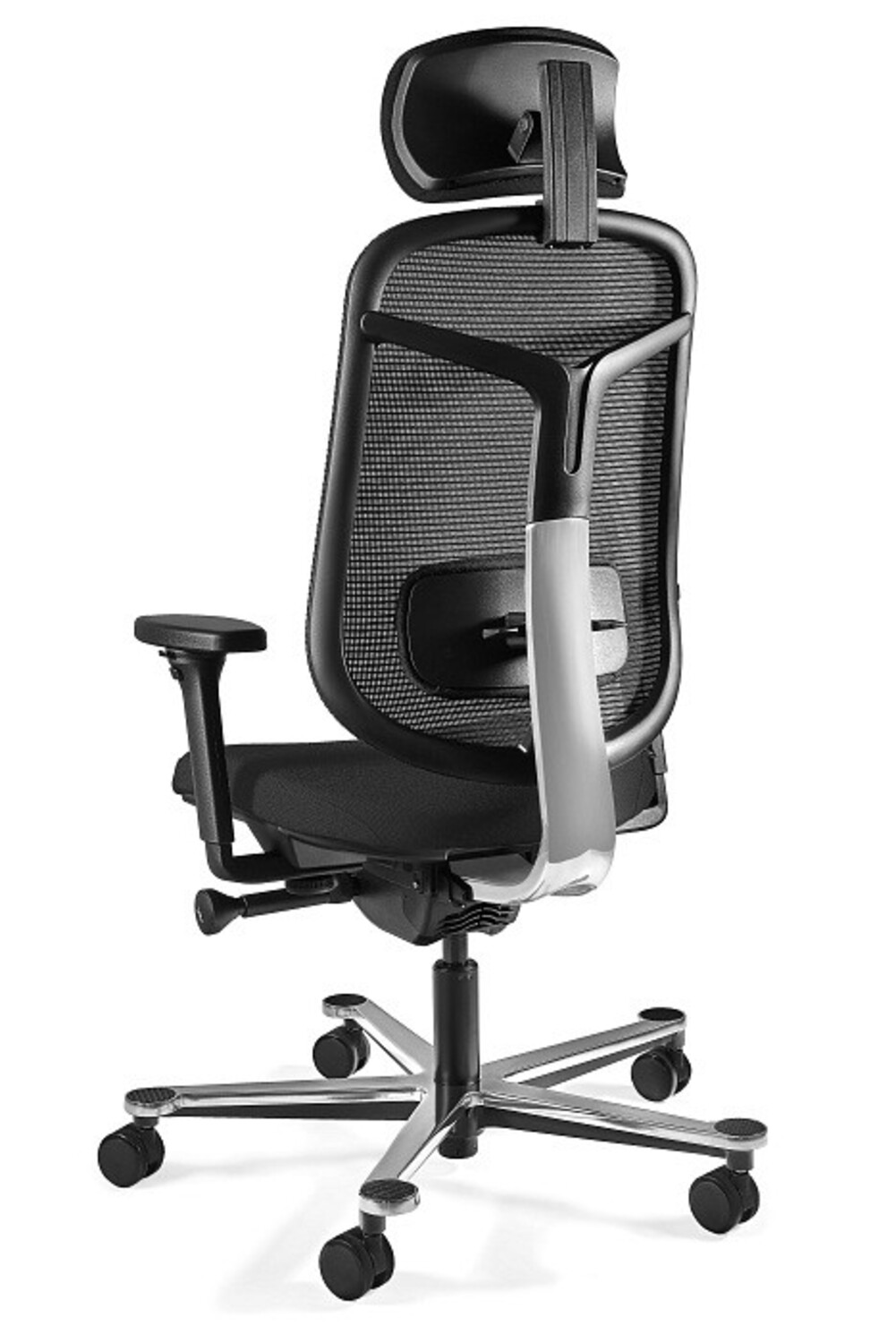 Widok z tyłu czarnego fotela biurowego z zagłówkiem, podłokietnikami i kółkami.