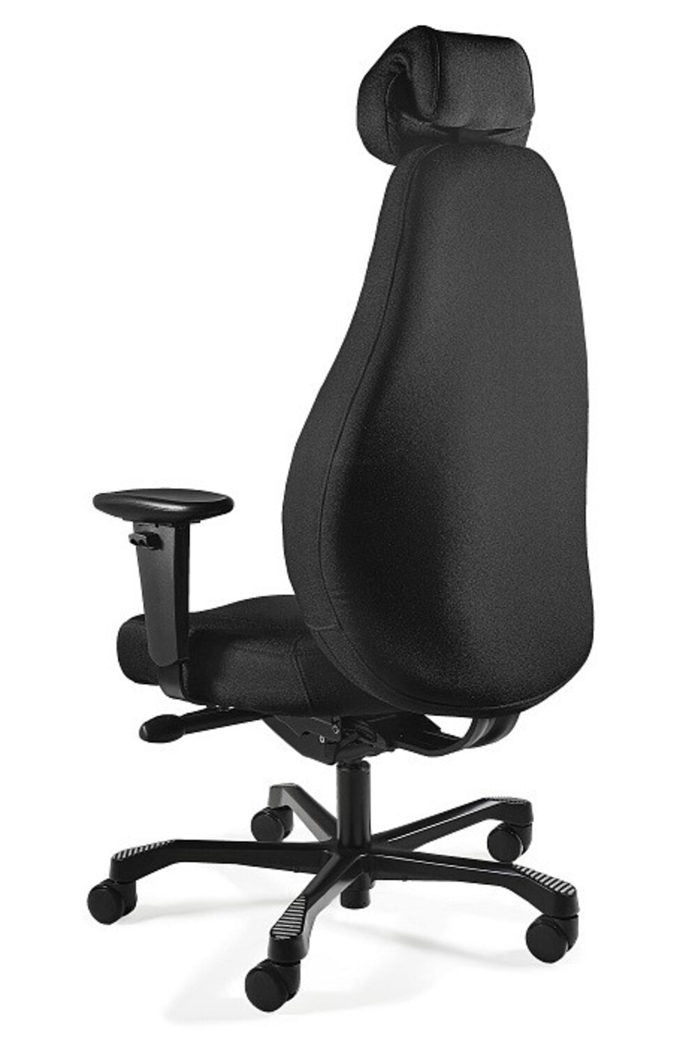 Czarny fotel biurowy z zagłówkiem, podłokietnikami i kółkami.