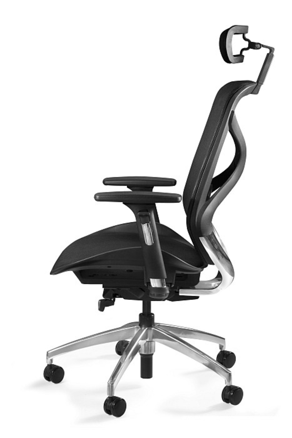 Czarny ergonomiczny fotel biurowy z siatkowym oparciem i regulowanymi podłokietnikami.